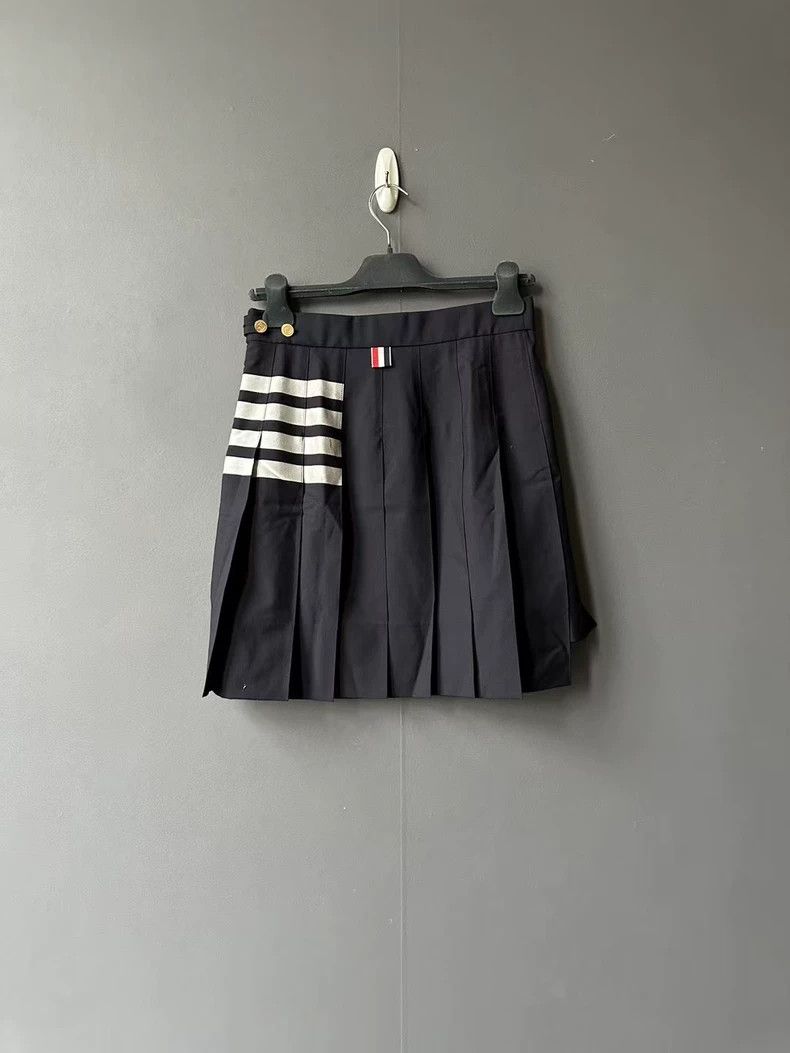 Thom Browne Thom Browne Pleated skirt 2505-Nextarrow Size 26" / US 2 / IT 38 - 2 Thumbnail