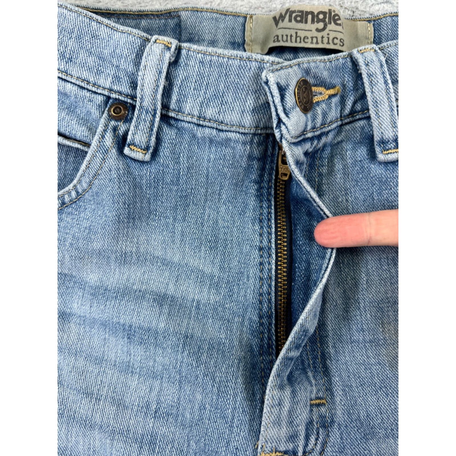 Wrangler Wrangler Shorts Men 31 Blue Denim Cotton Blend Authentics 29x11 Casual 5-Pocket Relaxed Mid Rise 11 In Button Embroidered Studded Jeans Stretch Size US 31 - 6 Thumbnail