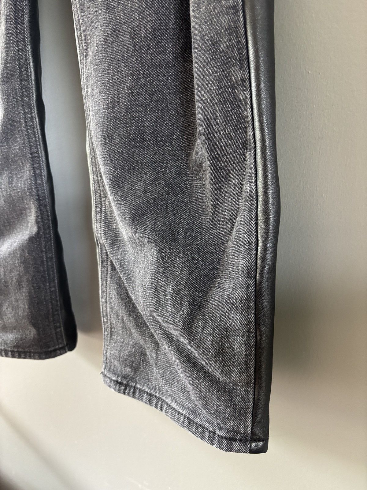 Abercrombie & Fitch Abercrombie & Fitch Ultra High Rise Jeans Vegan Leather Size 27" / US 4 / IT 40 - 6 Thumbnail