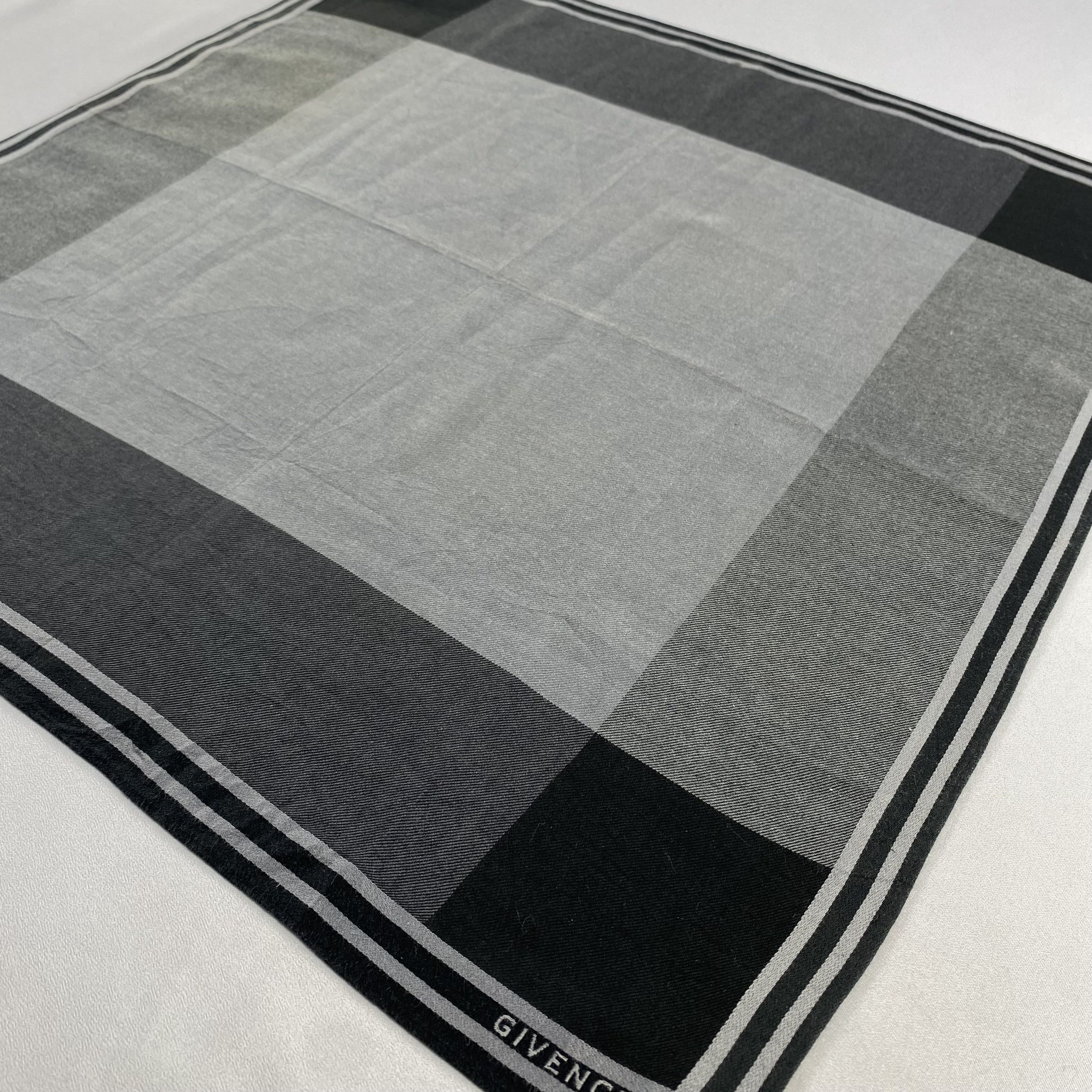 Vintage Givenchy Bandana/ Handkerchief / Neckerchief-P1432 Size ONE SIZE - 2 Thumbnail