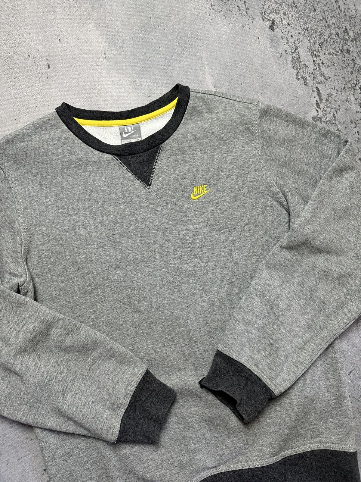 Nike Vintage Crewneck Nike boxy small swoosh y2k 90s logo USA 00s Size US S / EU 44-46 / 1 - 5 Thumbnail