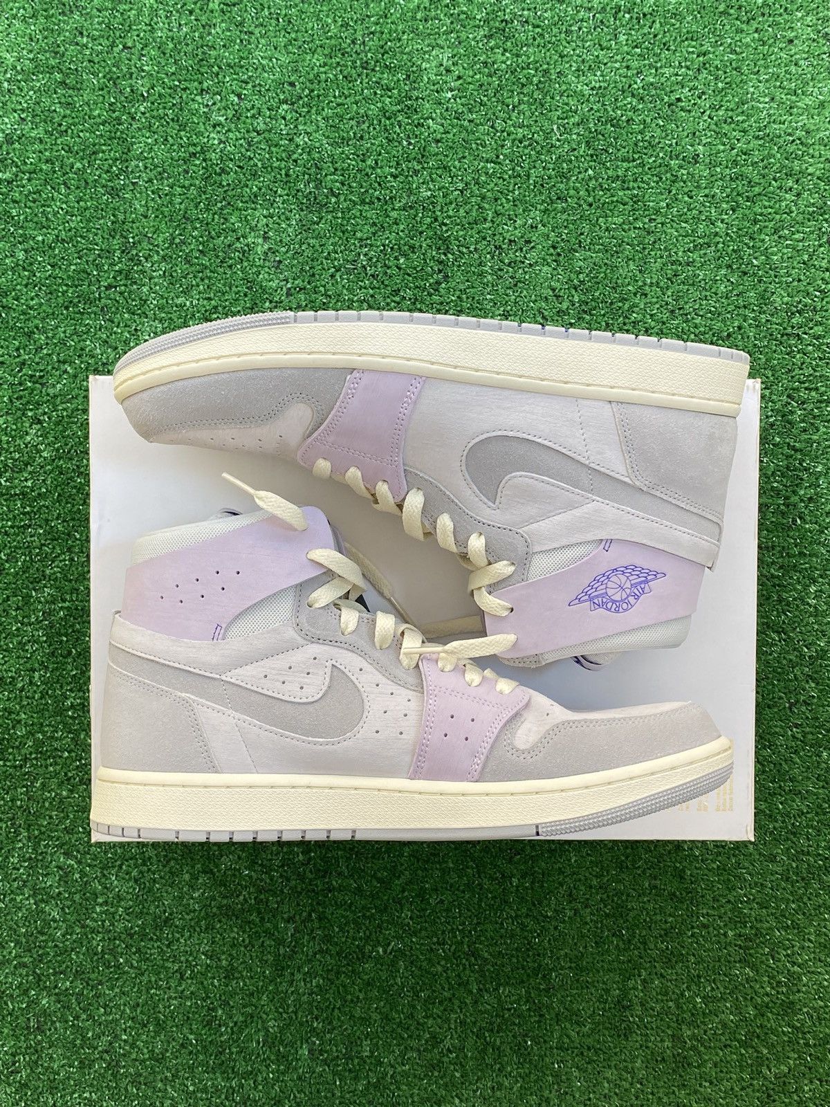 Nike WMNS Air Jordan 1 Mid Size US 10.5 / EU 43-44 - 2 Thumbnail