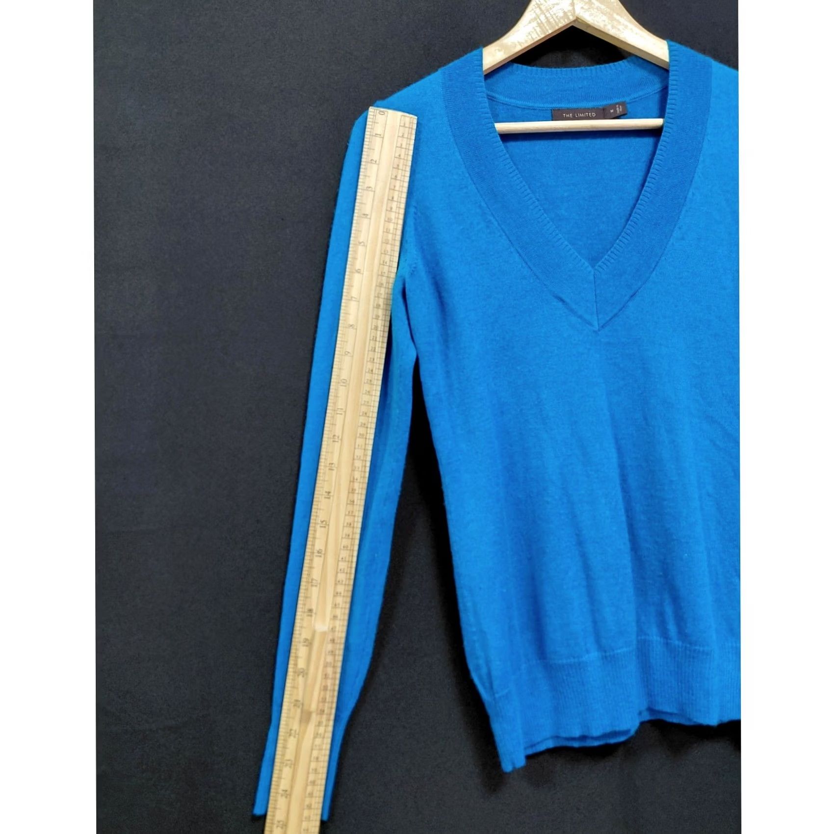 Vintage THE LIMITED Sweater Women Size M Blue Solid V-Neck Knit Merino Wool Blend Lightweight Pullover Long Sleeve Casual Workwear Size M / US 6-8 / IT 42-44 - 7 Thumbnail