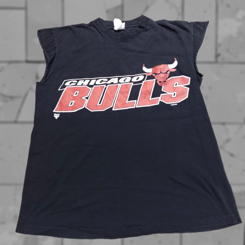 Vintage VINTAGE Chicago Bulls T-shirt Medium Black Spellout Cap Sleeves Single Stitch Shirts Men M Black Embroidered 2000s Bulls Size US M / EU 48-50 / 2 - 1 Thumbnail