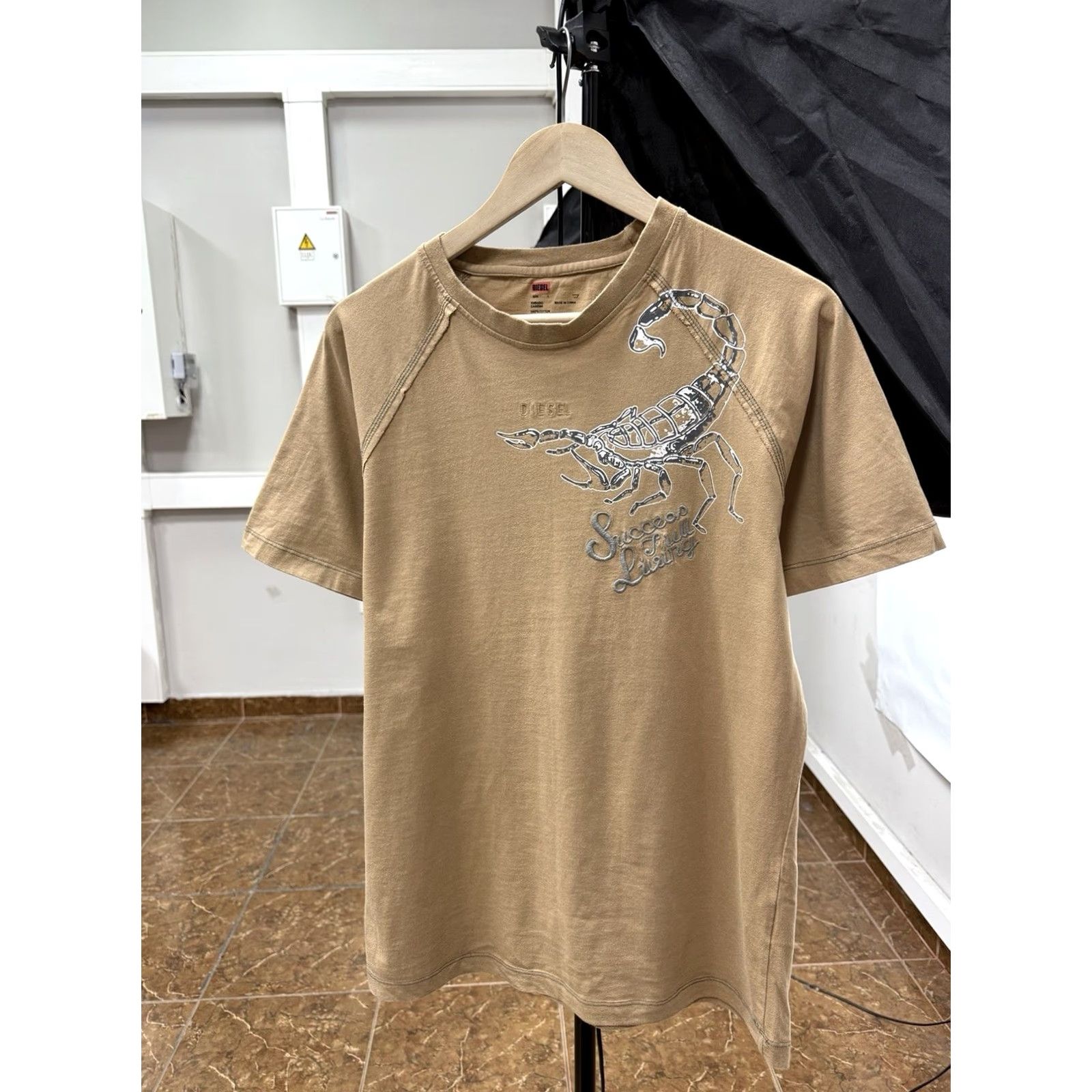 Diesel VINTAGE Diesel Scorpion Success Is All Living T-Shirt Men L Beige 90s Shirt Mens Size US L / EU 52-54 / 3 - 2 Thumbnail