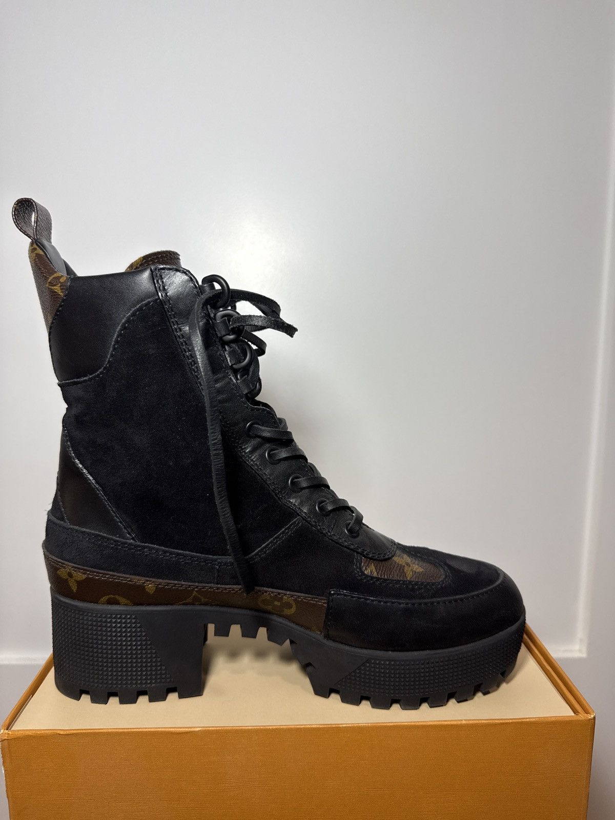 Louis Vuitton Wmns Laureate Platform Desert Boot 'Noir'