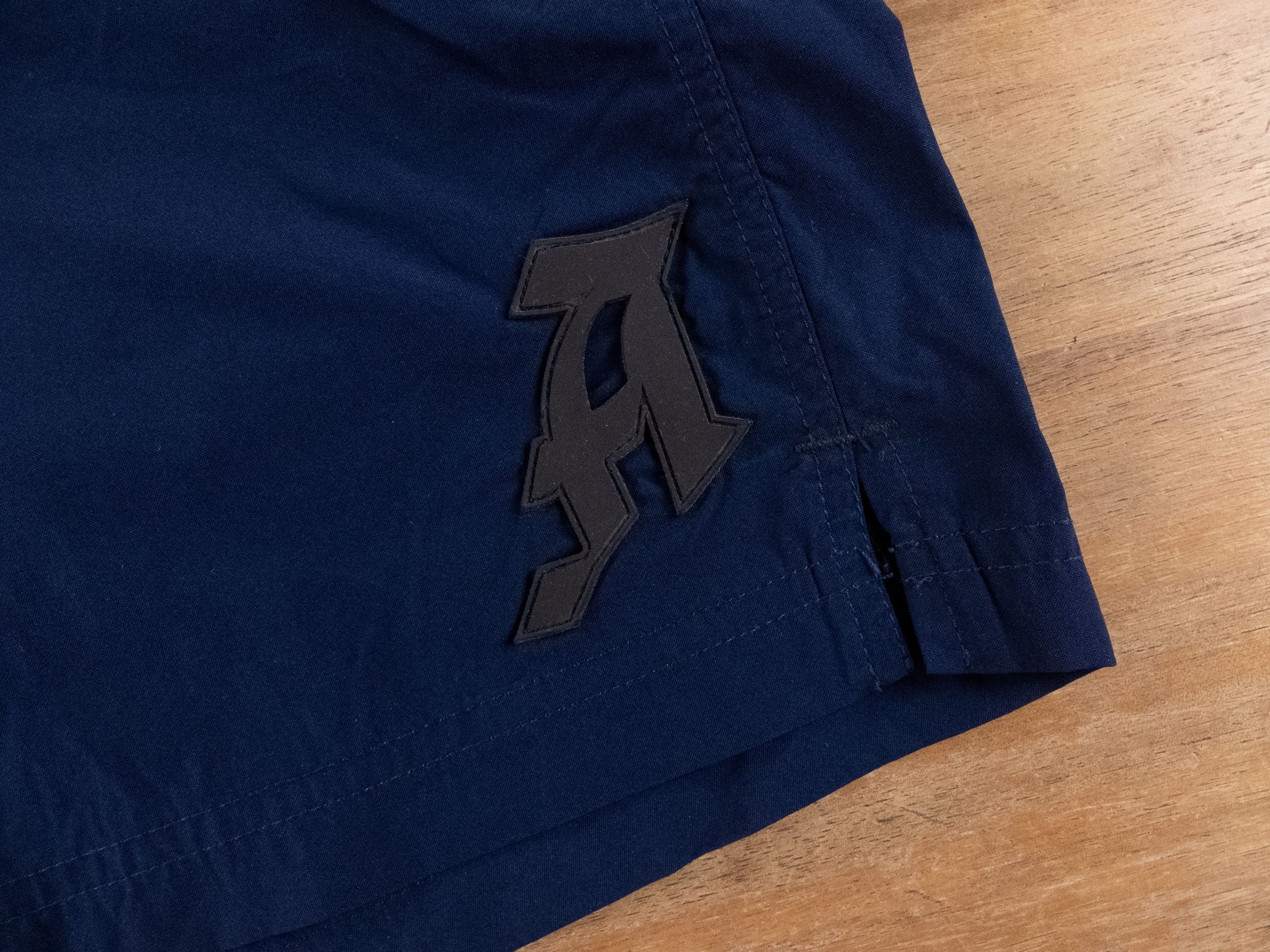 Alexander McQueen ALEXANDER MCQUEEN navy blue gothic A logo swim shorts Medium Size US 34 / EU 50 - 2 Thumbnail