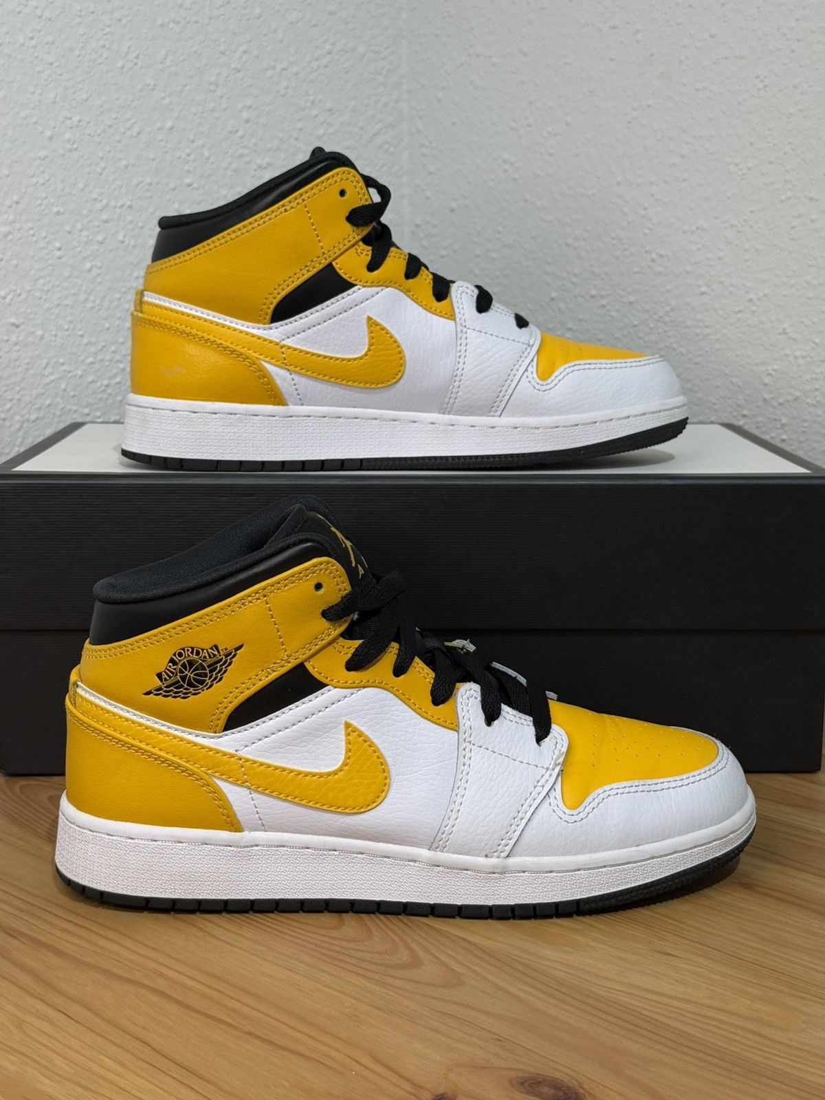 Jordan Brand × Nike Nike Air Jordan 1 Mid University Gold size 5Y Size US 7 / IT 37 - 6 Thumbnail