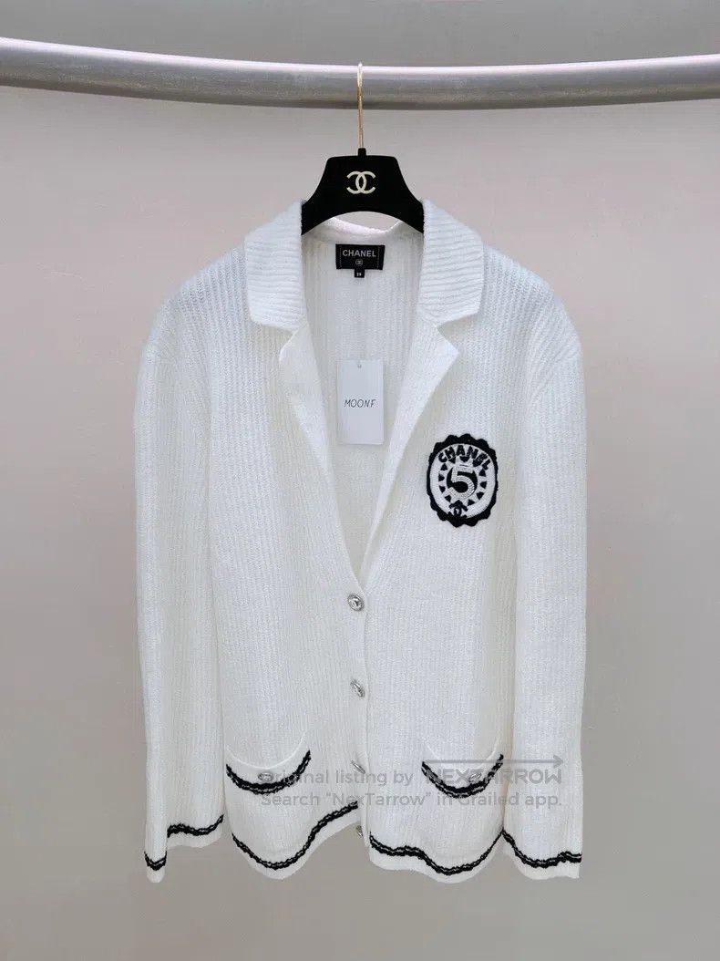 Chanel Chanel White No. 5 badge suit jacket Size XS / US 0-2 / IT 36-38 - 1 Thumbnail