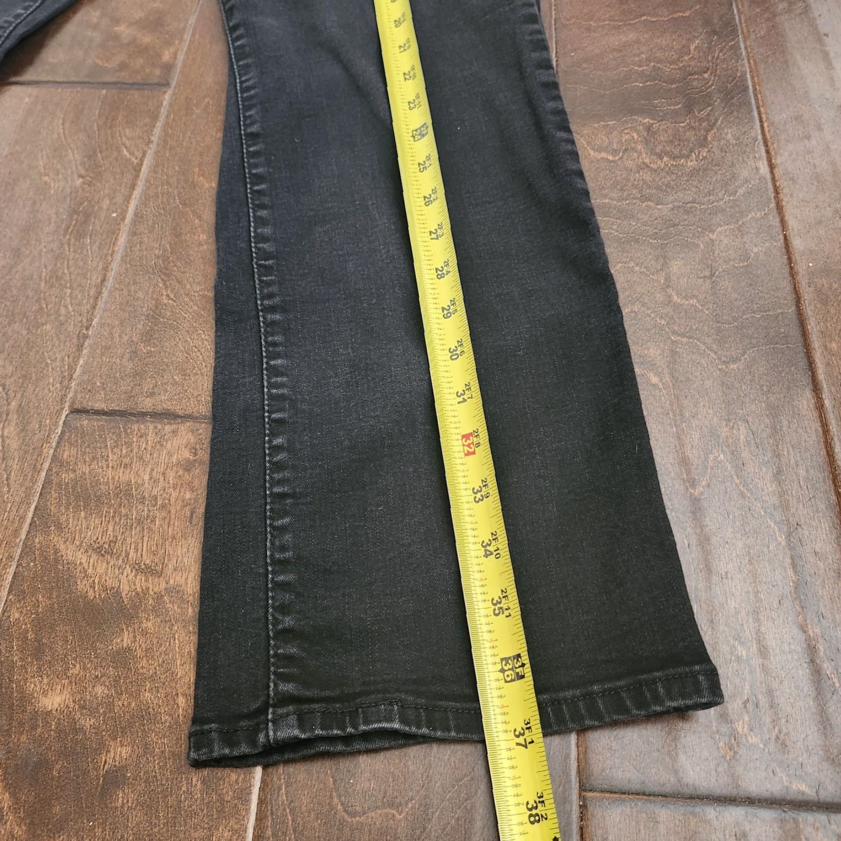 Levi's Levi’s Women’s 18W Black Classic Straight Jeans Mid Rise Stretch Button Zip 5-Pocket Denim Jeans Womens Regular Black 18W Staples Straight Jeans Size 40" / US 18 - 7 Thumbnail
