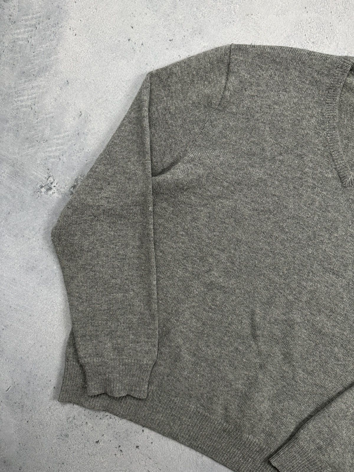 Polo Ralph Lauren Polo Ralph Lauren Grey V-neck Wool Sweater Italian Yarn 00s Size US L / EU 52-54 / 3 - 3 Thumbnail