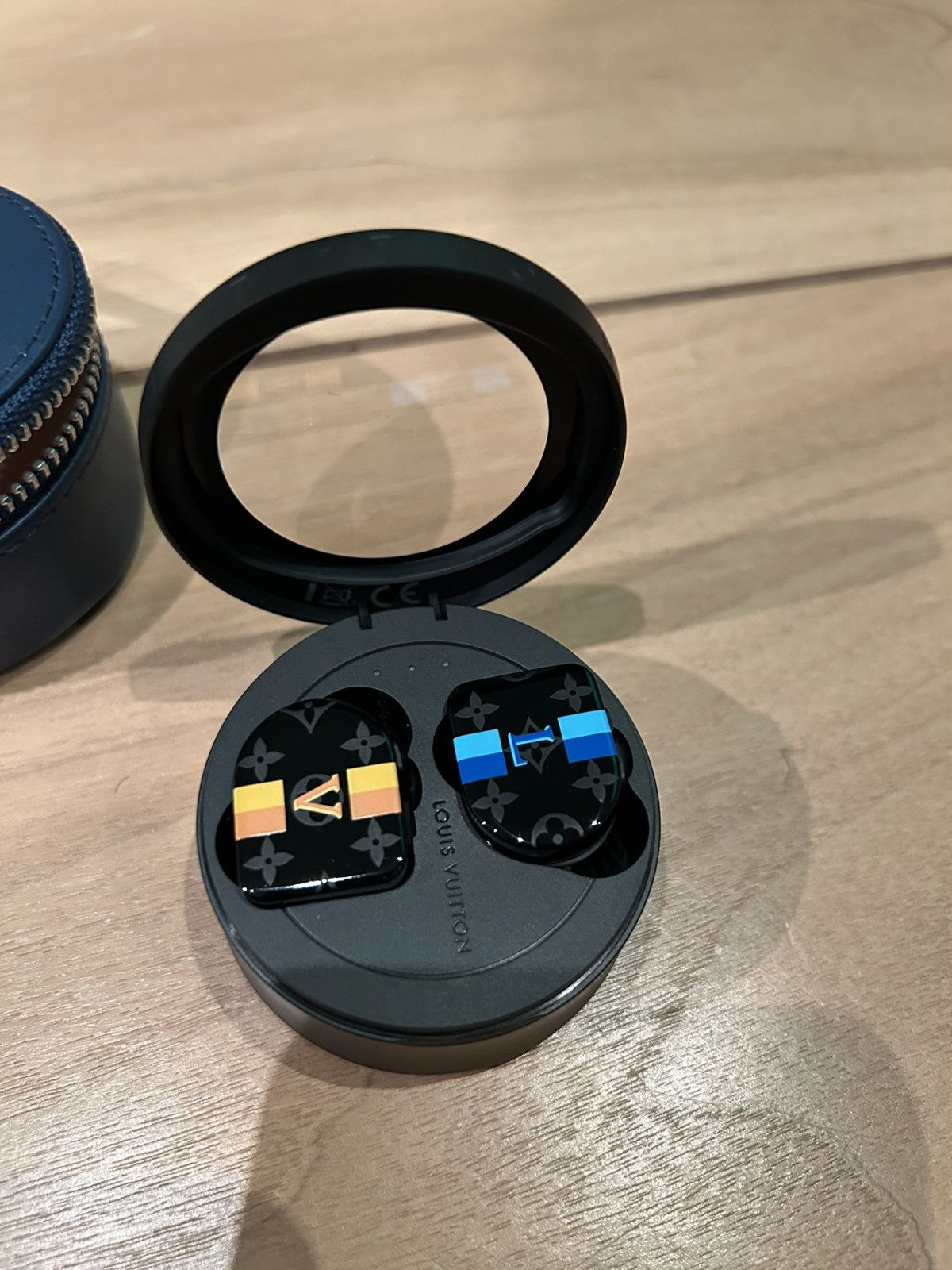 Louis Vuitton Louis Vuitton Horizon Wireless Earbuds Size ONE SIZE - 2 Thumbnail