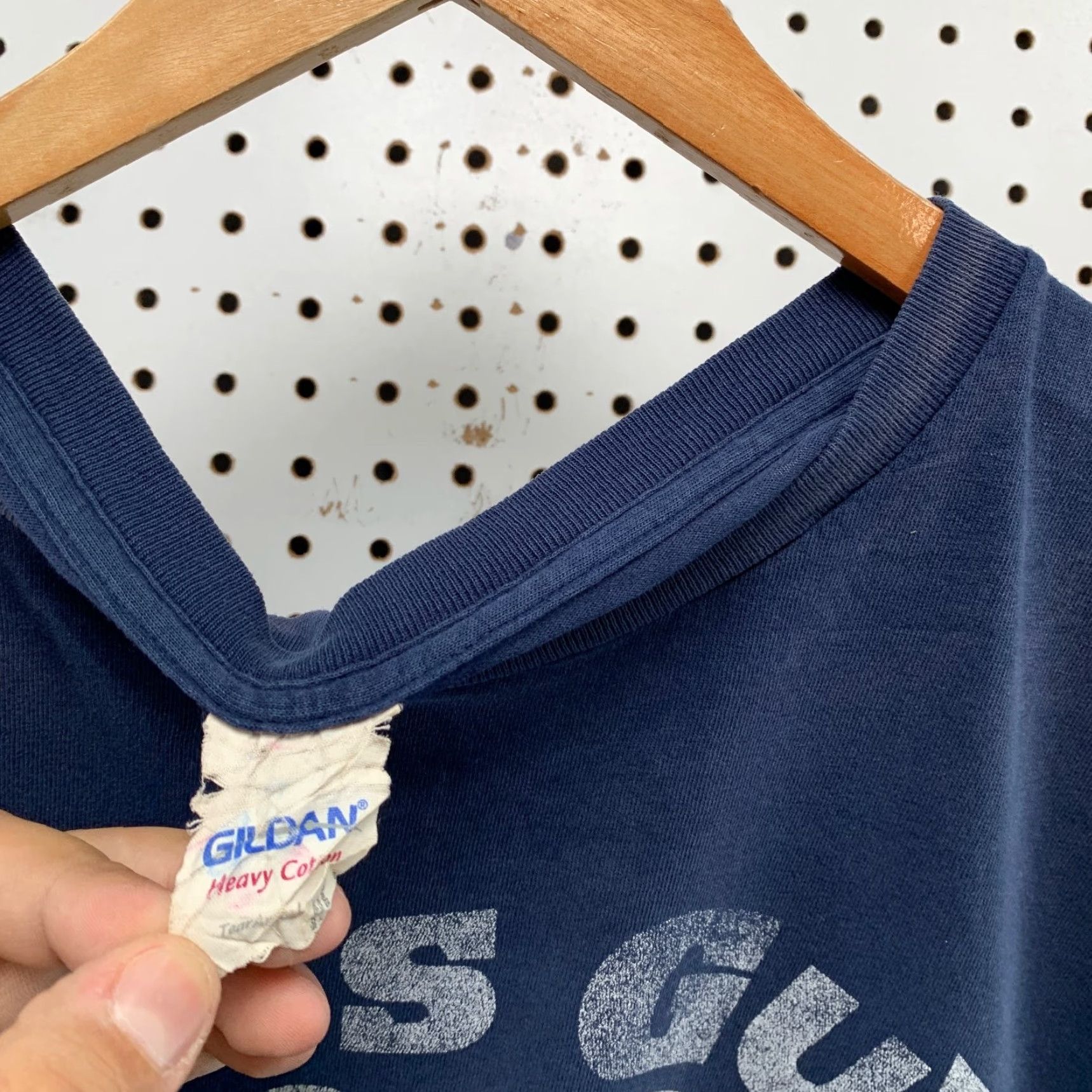 Gildan VINTAGE Gildan T-Shirt Mens 2XL Blue This Guy Needs A Beer Graphic Drinking Tee Beer Funny Shirt Men Size US XXL / EU 58 / 5 - 3 Thumbnail