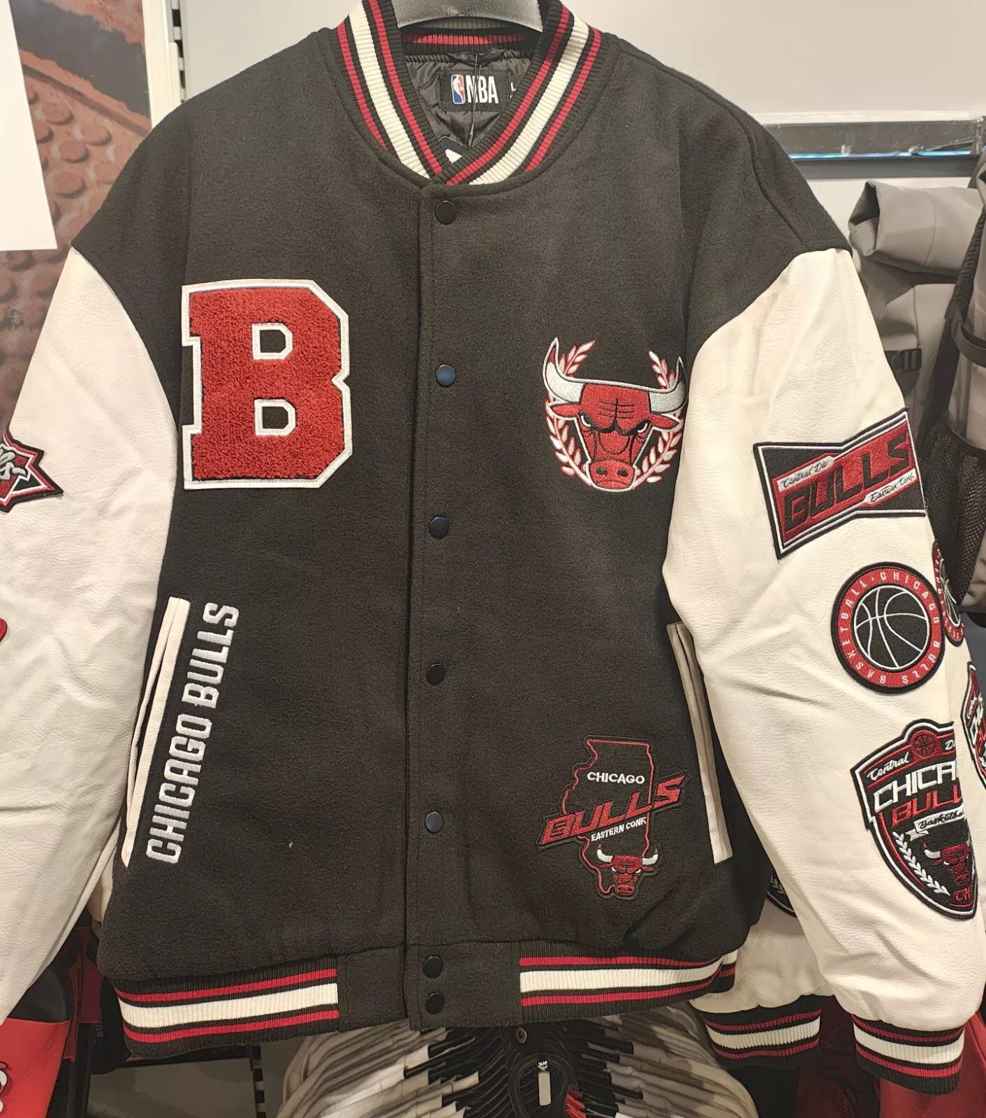 NBA × Other UK BNWT Black NBA Chicago Bulls Varsity Bomber Jacket Size US M / EU 48-50 / 2 - 1 Thumbnail