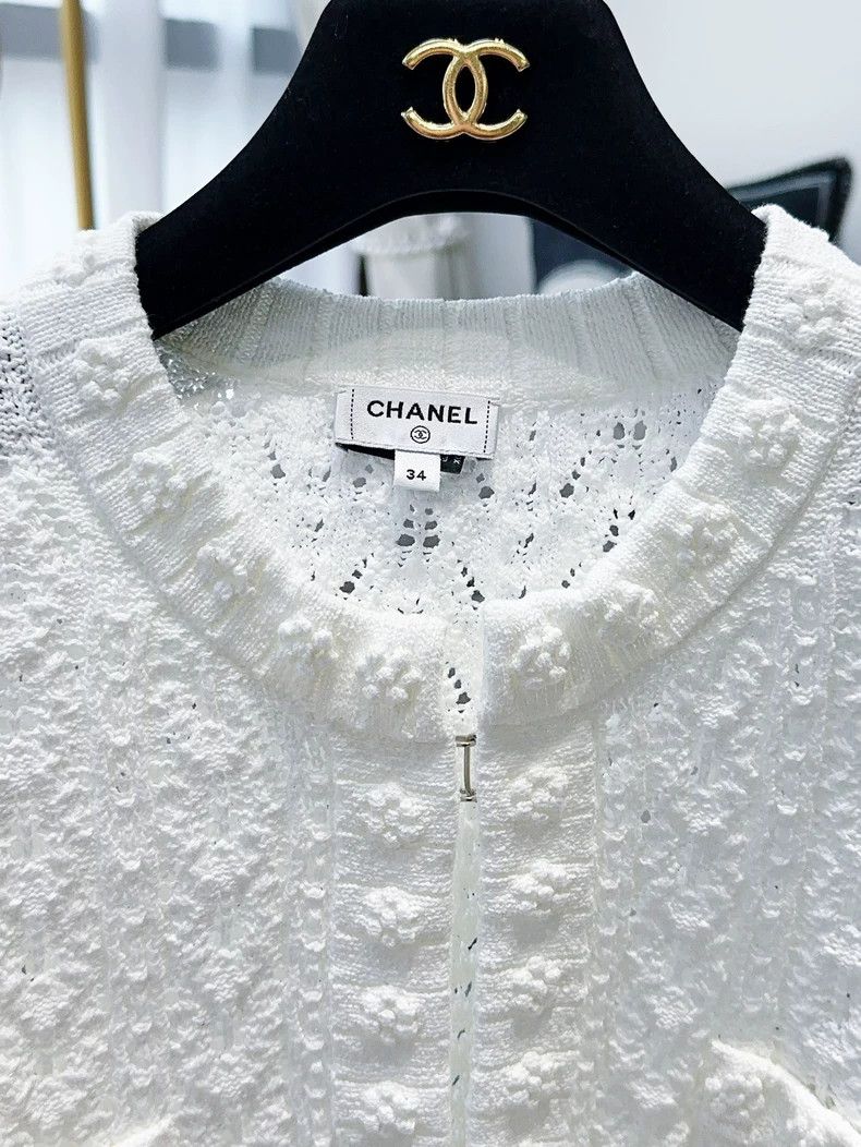 Chanel Chanel 24P Spring and Summer Series White Flower Button Kn Size XXS / US 00 / IT 34 - 4 Thumbnail