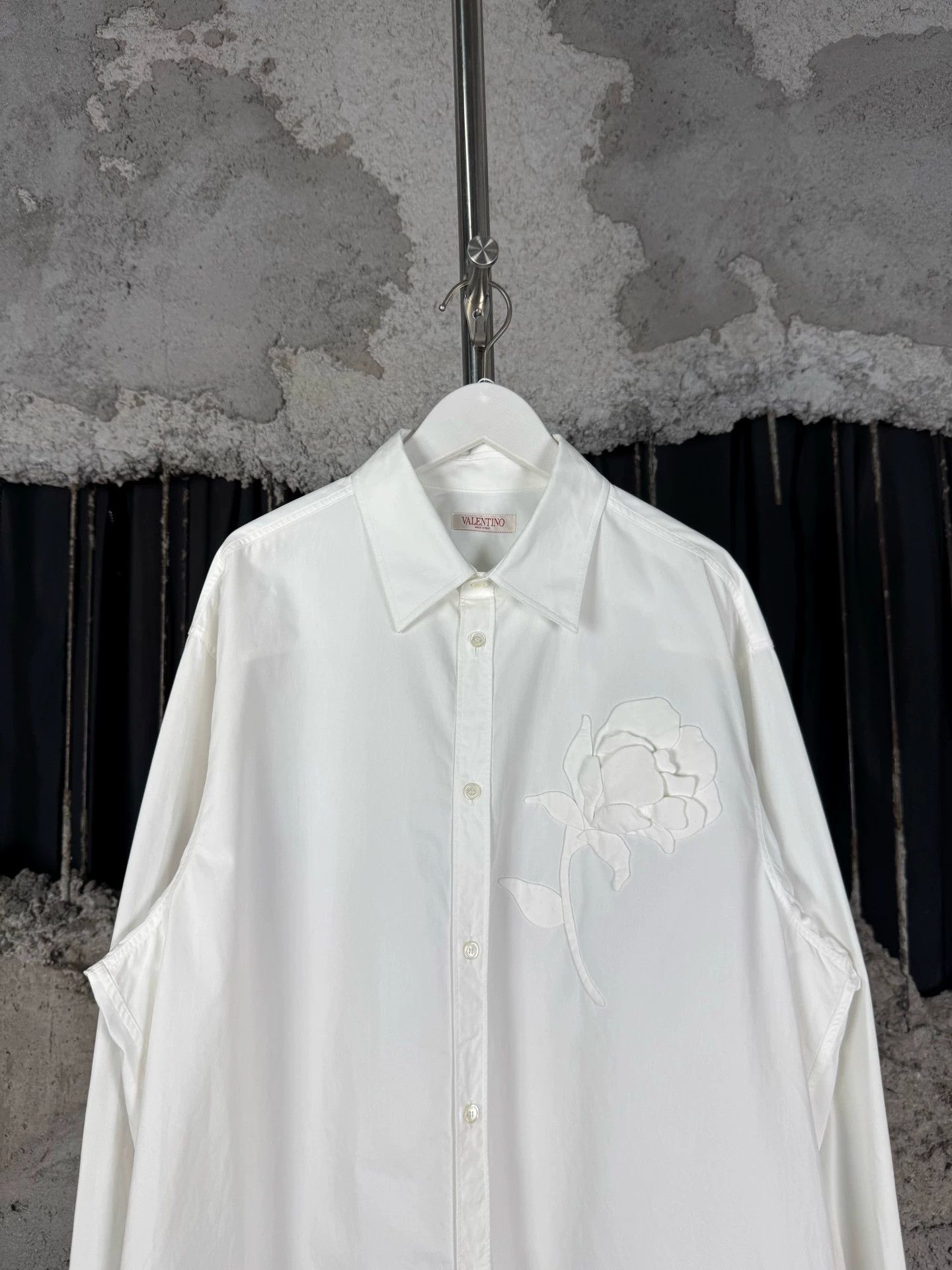 Valentino Valentino White Rose Shirt 40 Size US M / EU 48-50 / 2 - 3 Thumbnail