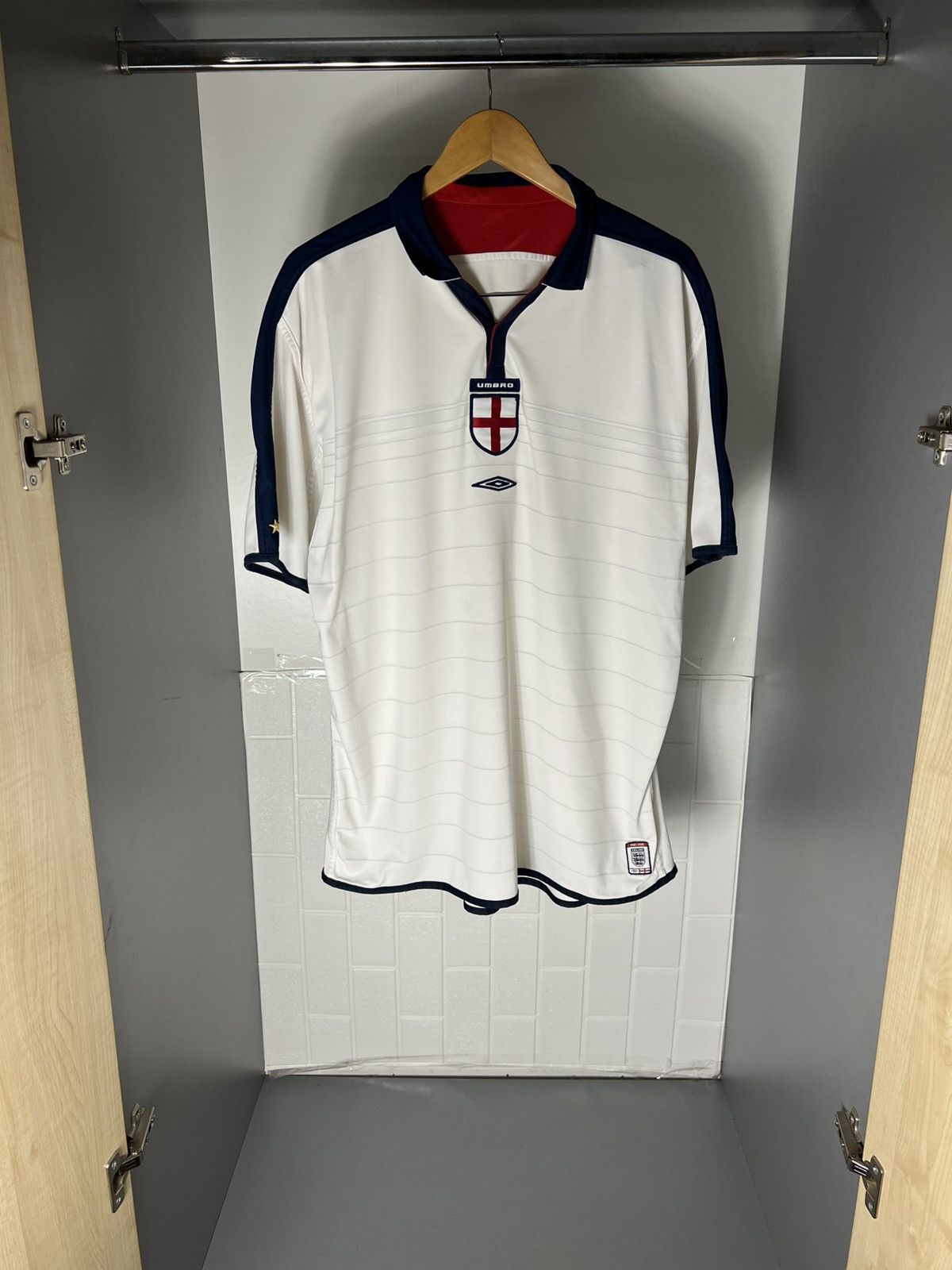Umbro VINTAGE UMBRO ENGLAND RETRO SOCCER JERSEY MANCHESTER Y2K 90s Size US XXL / EU 58 / 5 - 1 Thumbnail