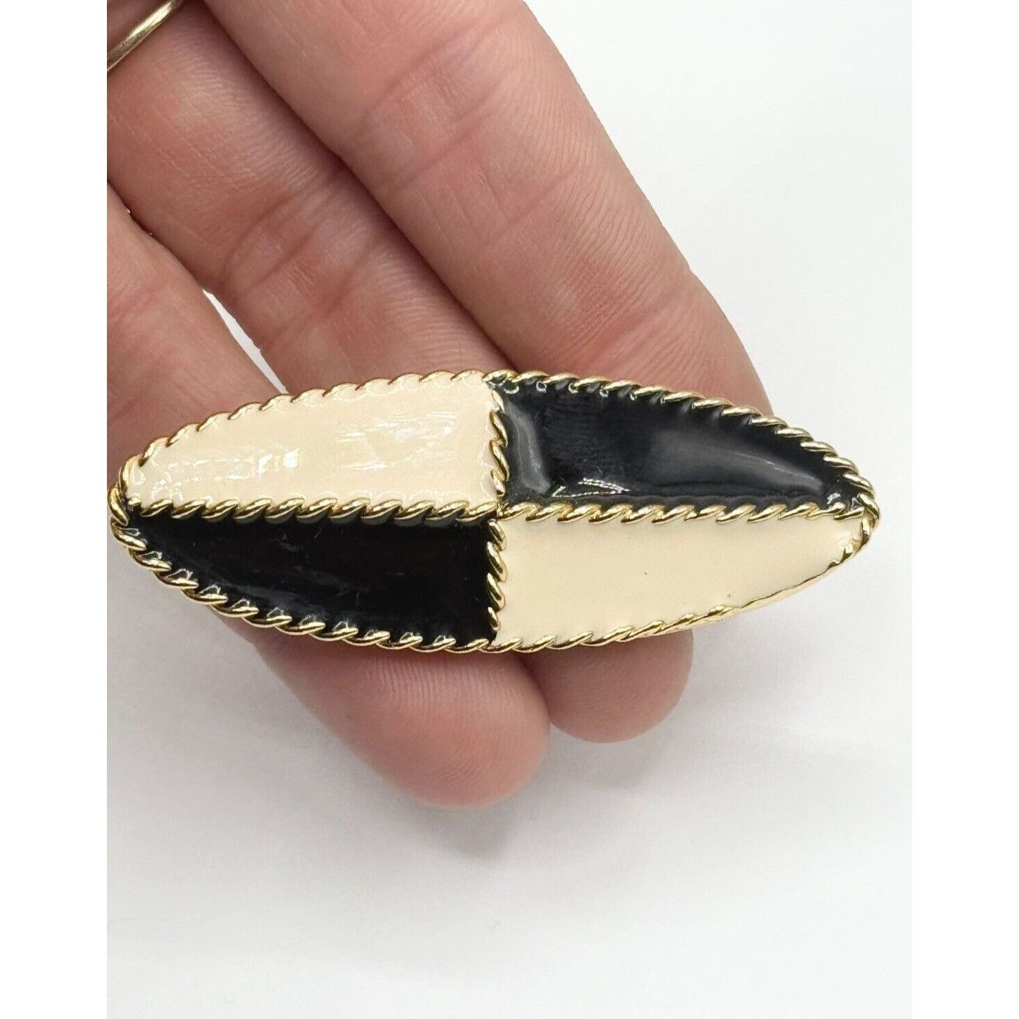 Vintage Vintage black and white enamel brooch pin Size ONE SIZE - 1 Thumbnail