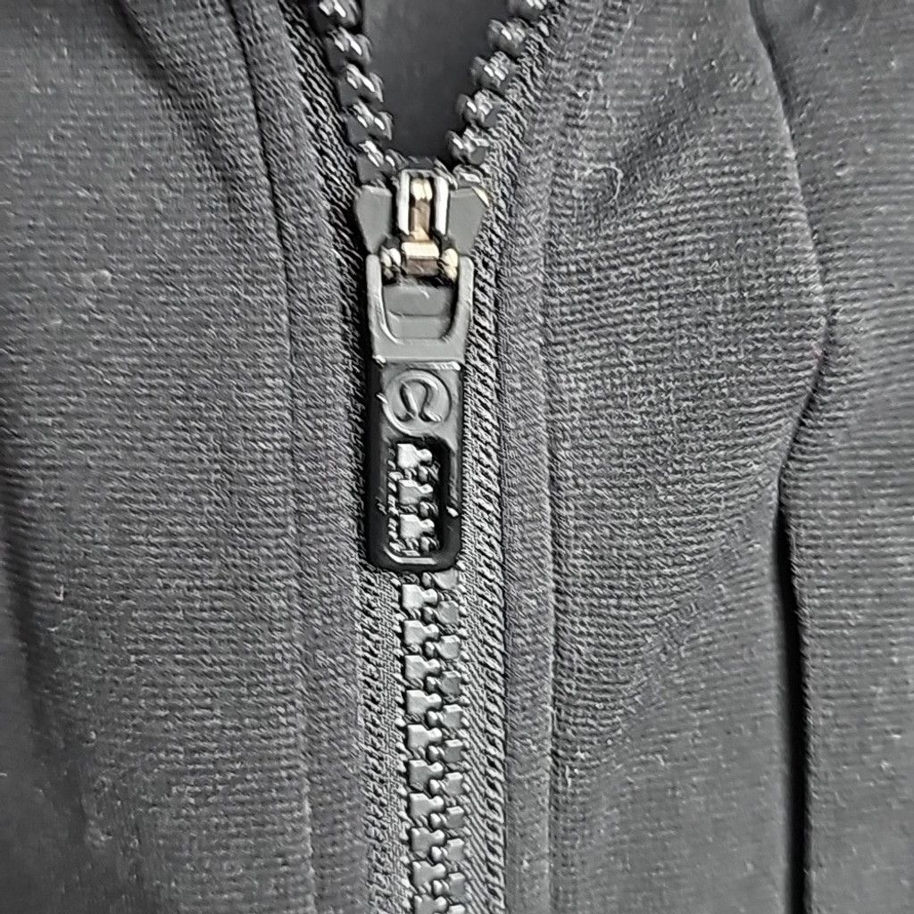 Lululemon Lululemon Mens warm high neck zip up jacket black sz Medium Size US M / EU 48-50 / 2 - 2 Thumbnail