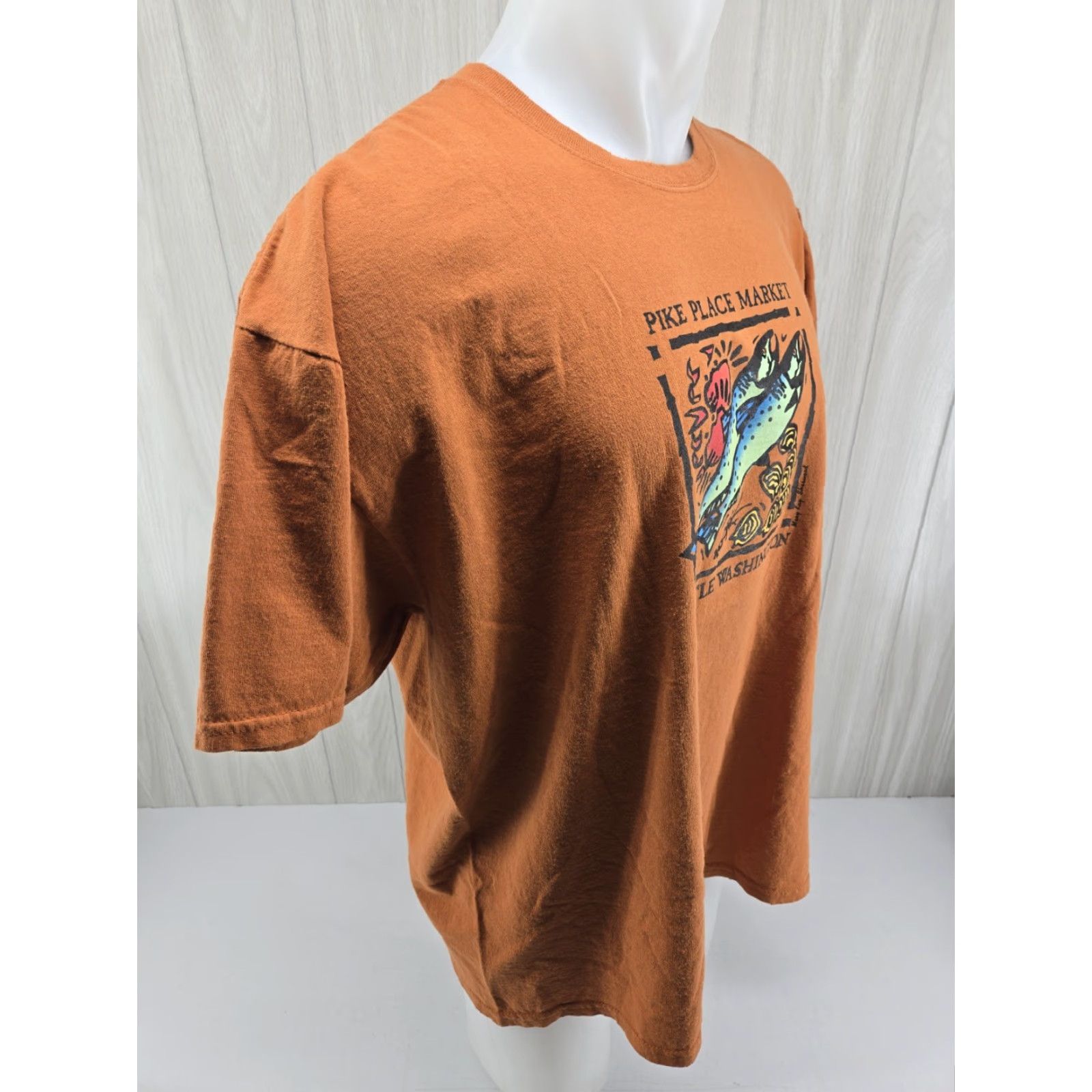 Port & Company Pike Place Market Seattle Washington Graphic T-shirt Men's 2XL Orange Port & Company Shirt Short Sleeve Crew Neck City Logo Size US XXL / EU 58 / 5 - 7 Thumbnail