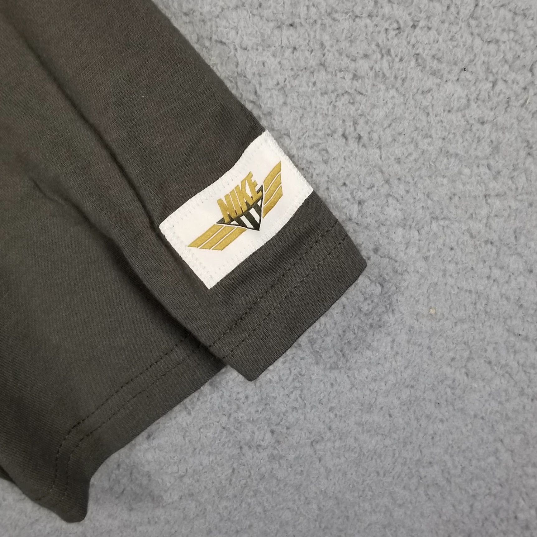 Nike VINTAGE Nike Shirt Mens Medium Olive Green Swoosh Money Graphic Wings Basketball Tee Size US M / EU 48-50 / 2 - 2 Thumbnail