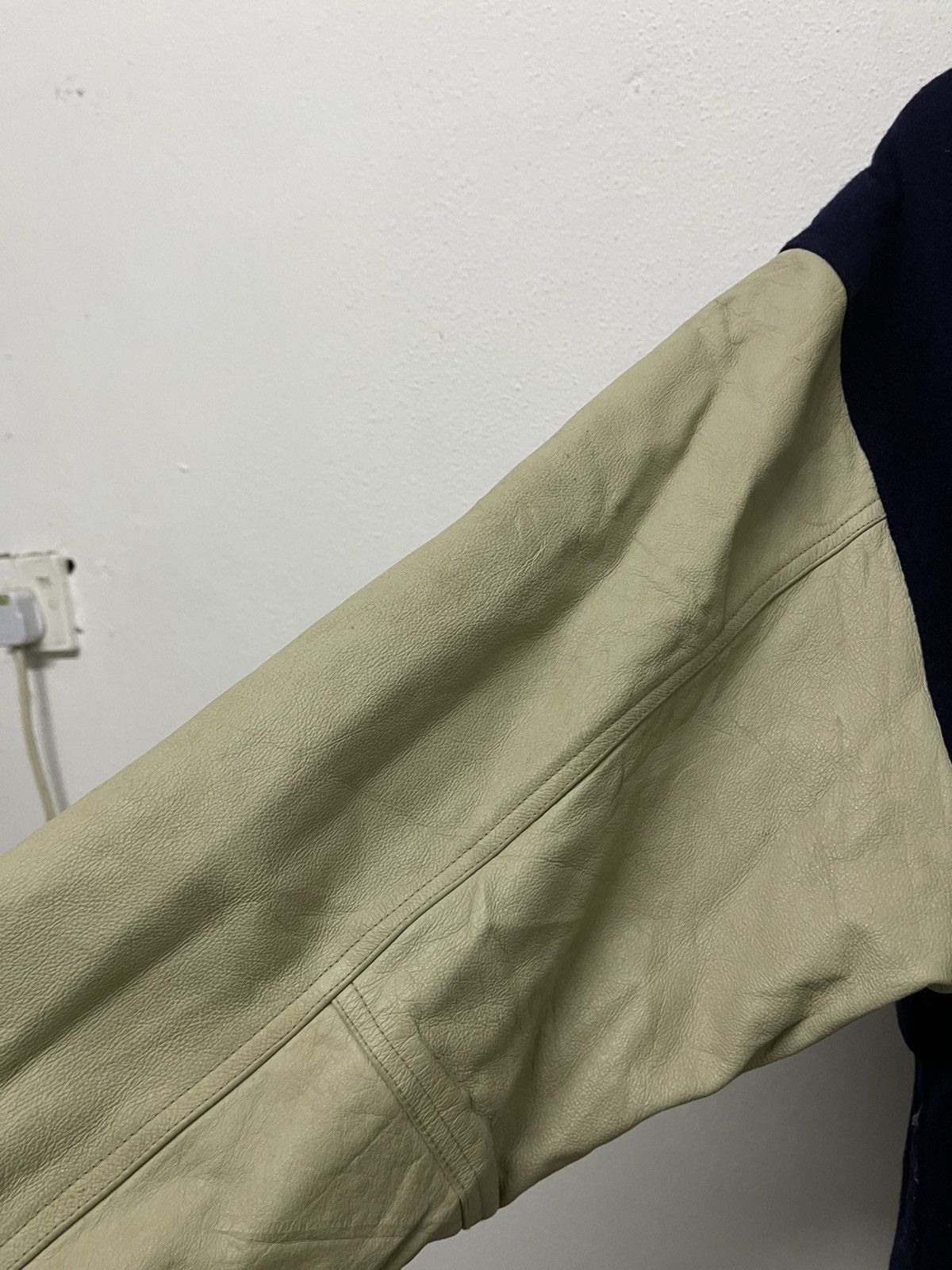 Japanese Brand 2000s SUNTORY BOSS COFFEE VARSITY LEATHER SLEEVE DISTRESSED Size US M / EU 48-50 / 2 - 17 Thumbnail