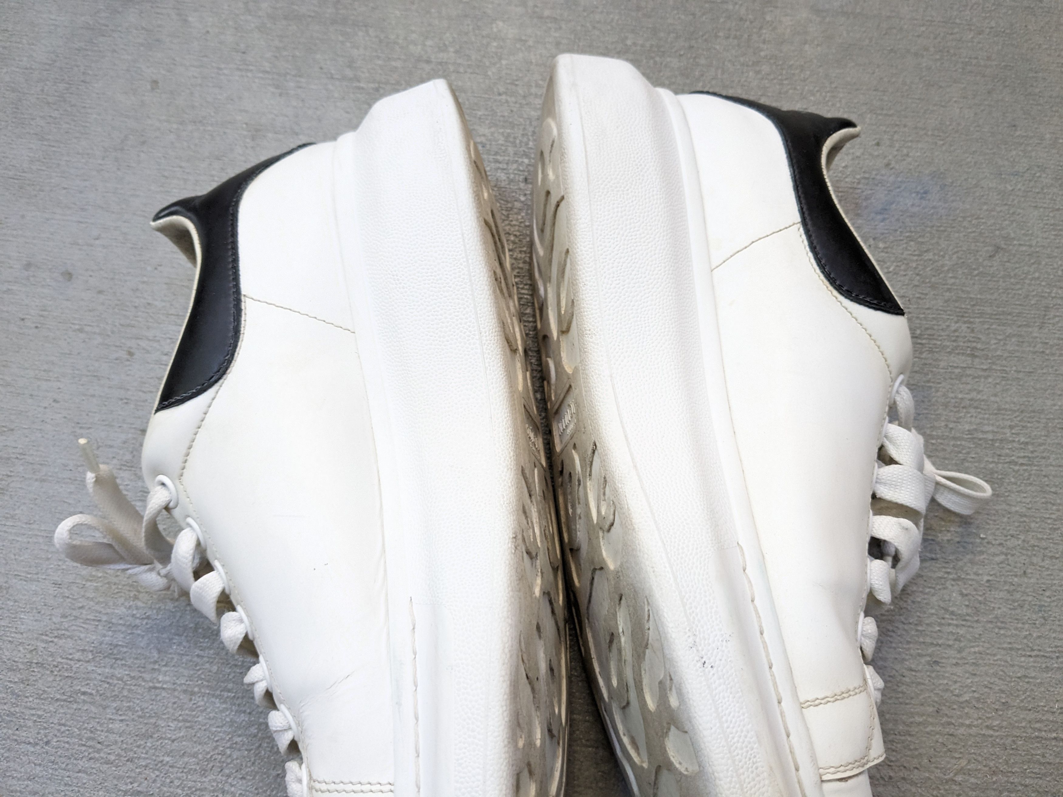 Alexander McQueen Alexander McQueen Larry Oversized Sneakers 9 42 White Black Size US 9 / EU 42 - 13 Thumbnail
