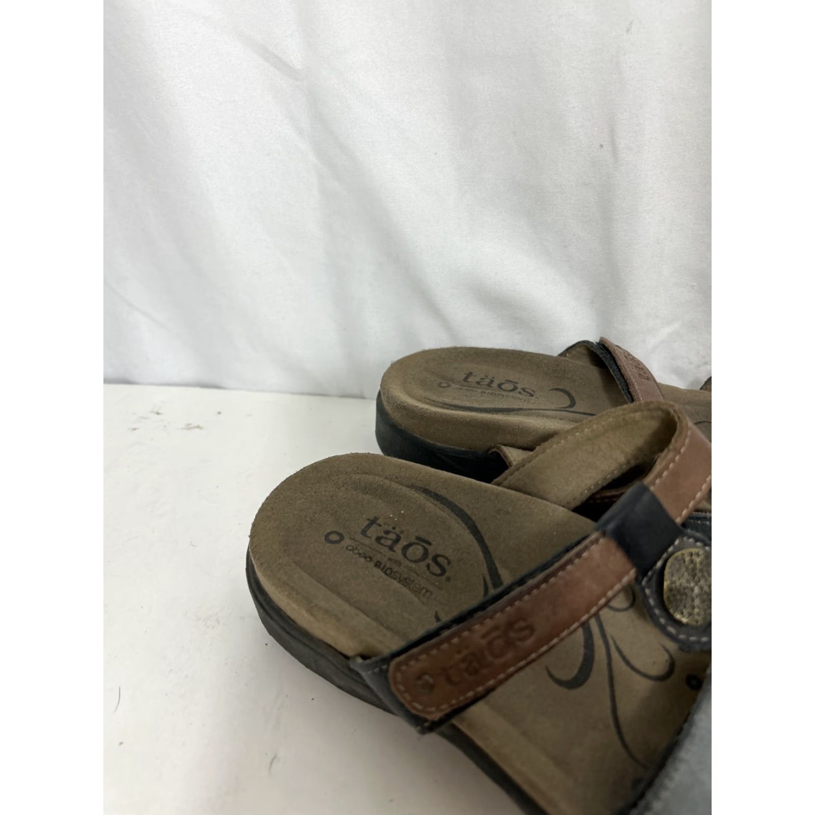 Taos Taos Sandal Women's Size 7 Leather Three Hook Loop Straps Medallions Casual Athleisure Size US 7 / IT 37 - 3 Thumbnail