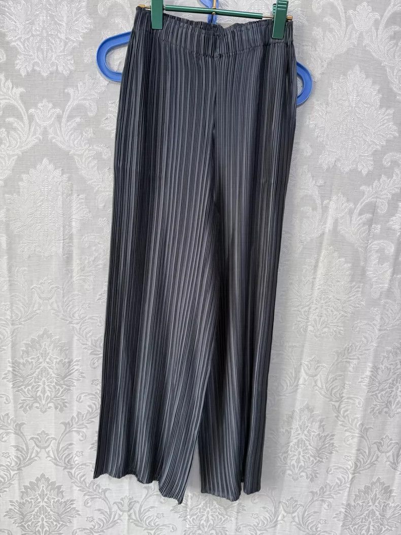 Issey Miyake Issey Miyake size:2 Black pleated trousers Size 31" - 1 Thumbnail