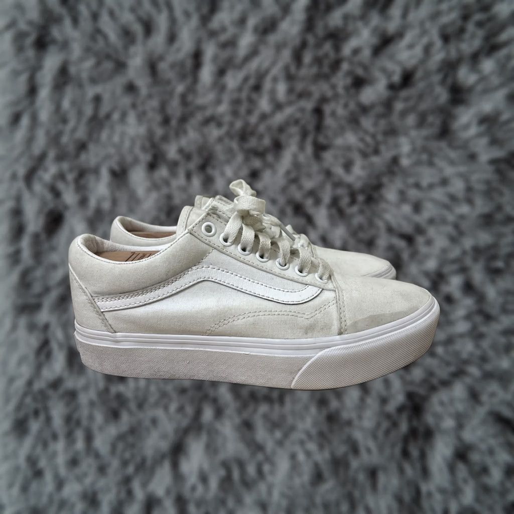 Vans VANS Old Skool Sneaker White Canvas Mens 7 / Womens 8.5 Skateboarding Shoes 721356 Size US 6 / IT 36 - 1 Thumbnail