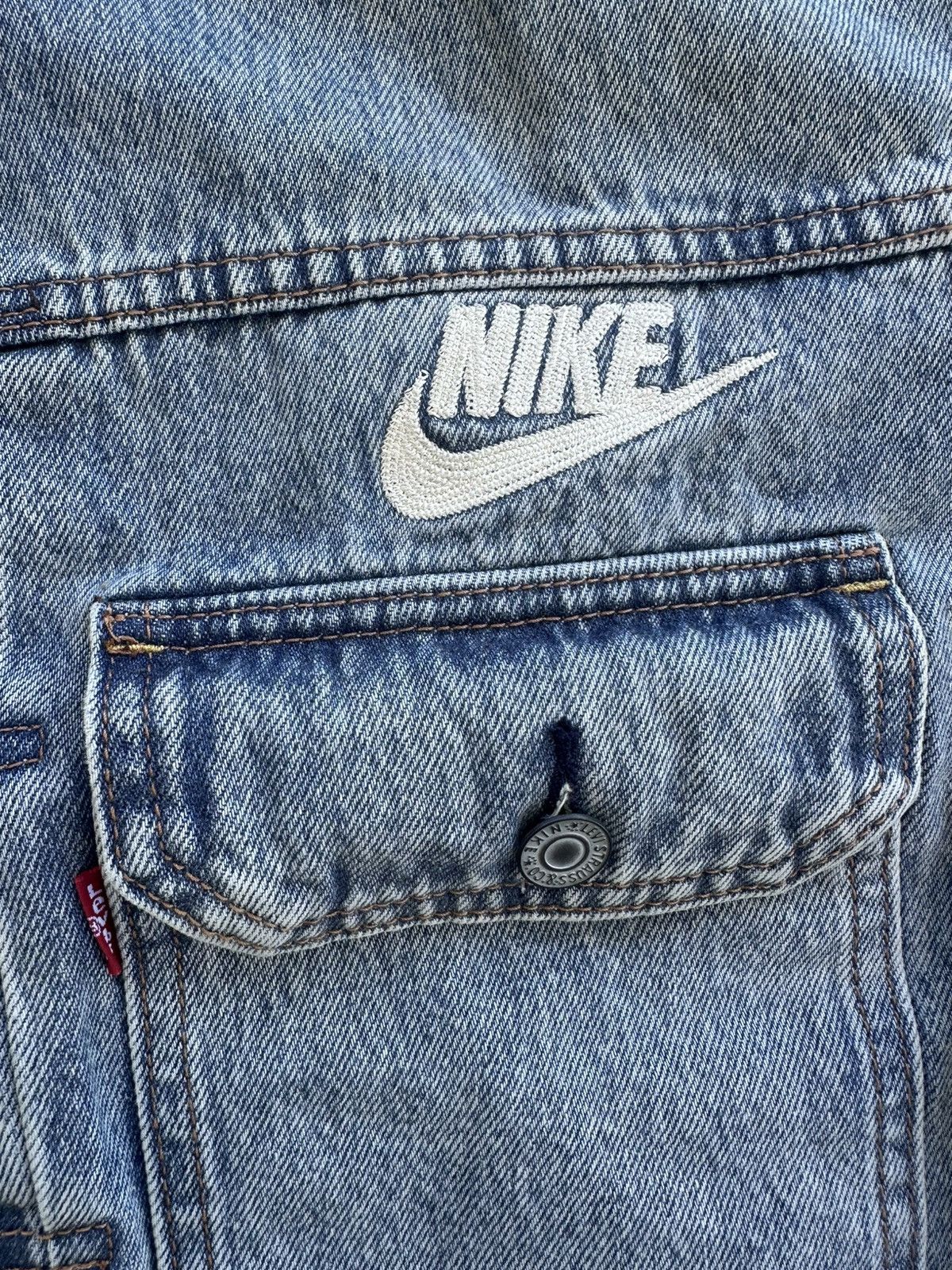 Levi's × Nike Nike Levi’s Denim Trucker Jacket size XL Size US XL / EU 56 / 4 - 4 Thumbnail