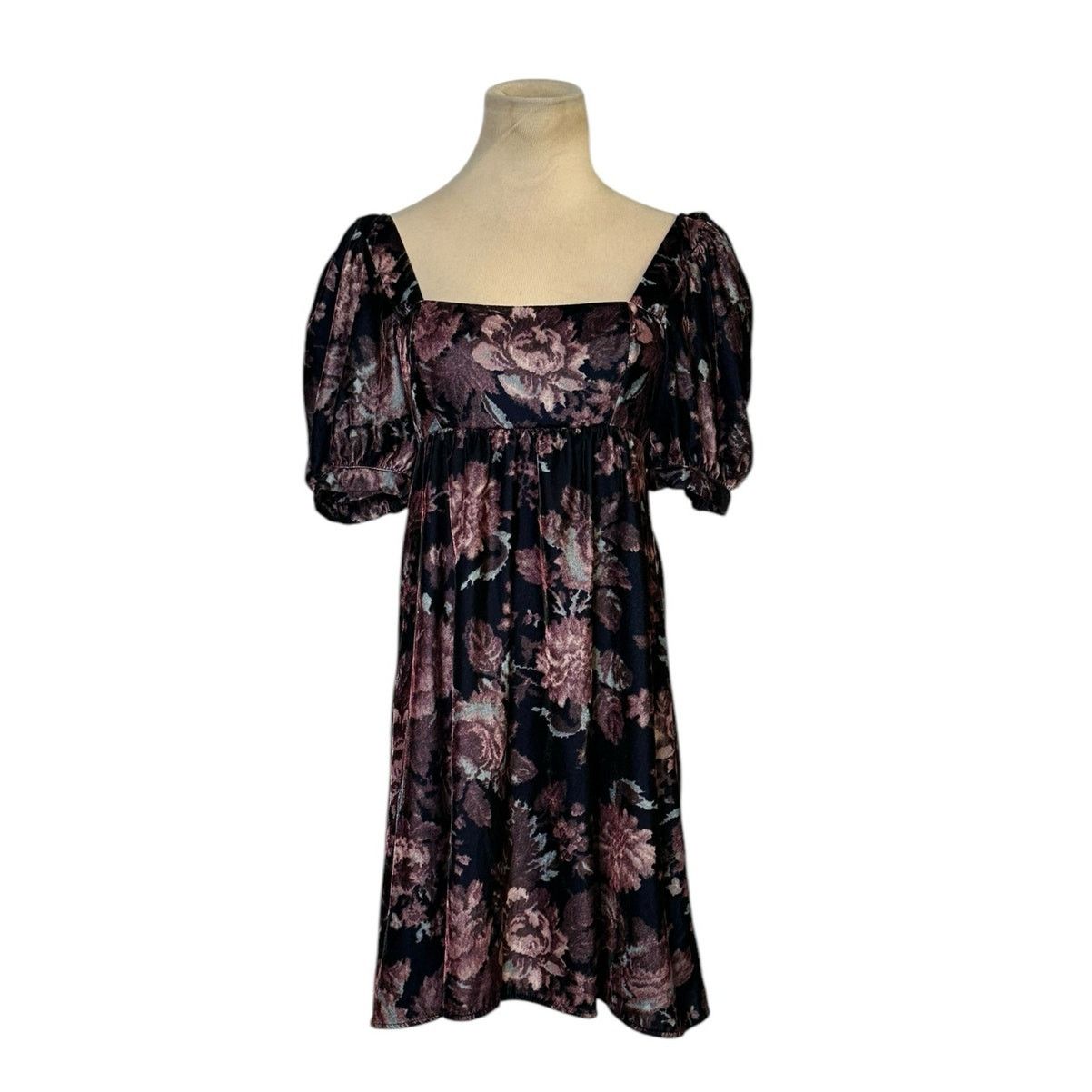 Urban Outfitters Urban Outfitters Velvet Babydoll Mini Dress size XS Size XS / US 0-2 / IT 36-38 - 1 Thumbnail