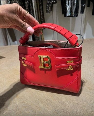 o1w1db0324 Size-OS B-Buzz 22 Top-Handle Bag in Red