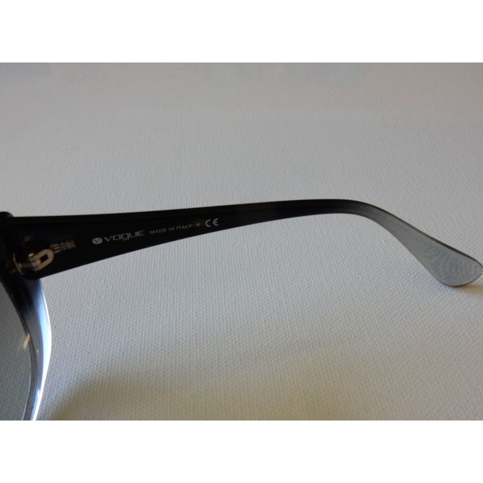 Vogue VOGUE Sunglasses Women Black small scratches vintage 2010s Size ONE SIZE - 4 Thumbnail