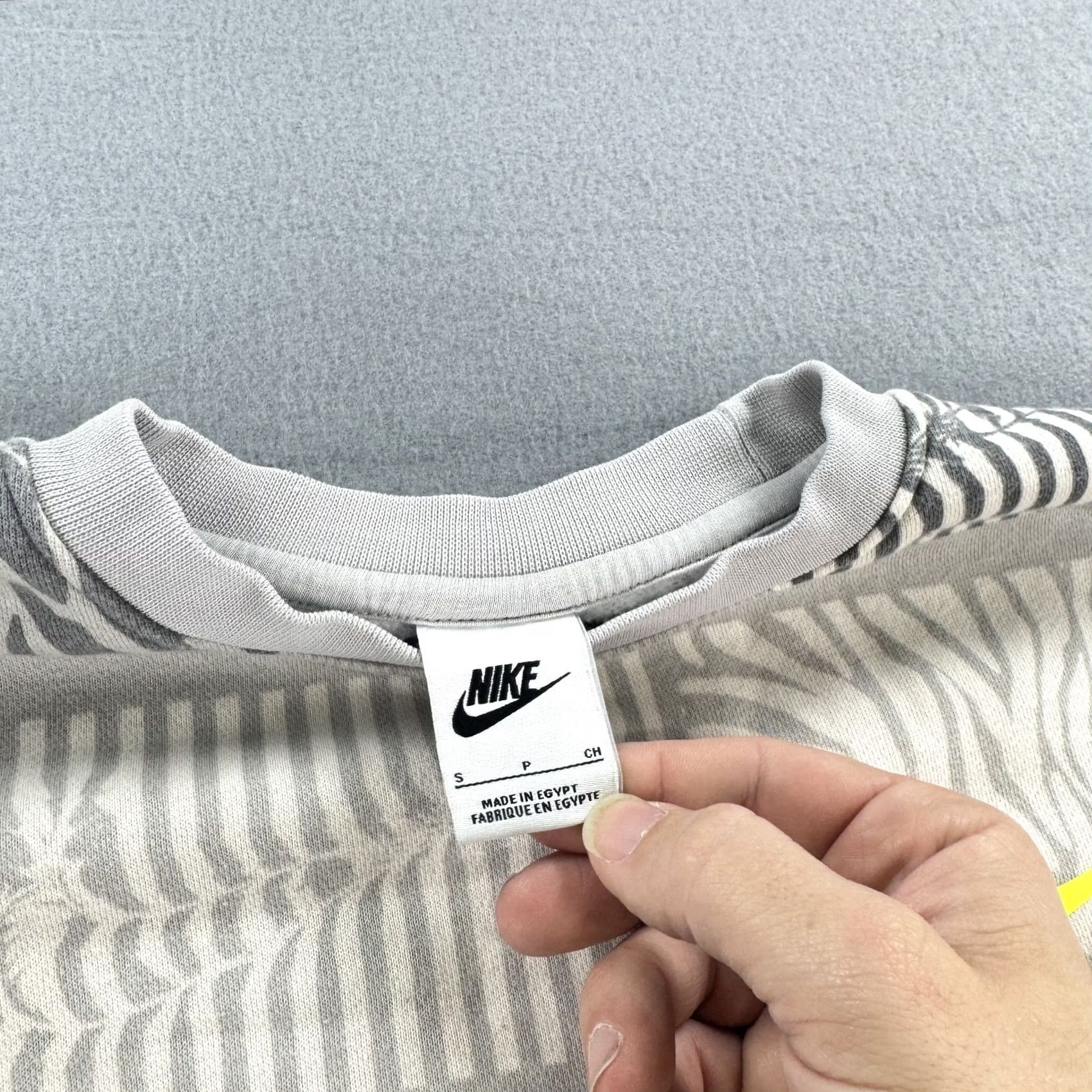 Nike Nike Sweater Mens Small Gray Beige Pattern Crewneck Infinite Line Sun Eye Swoosh Size US S / EU 44-46 / 1 - 3 Thumbnail