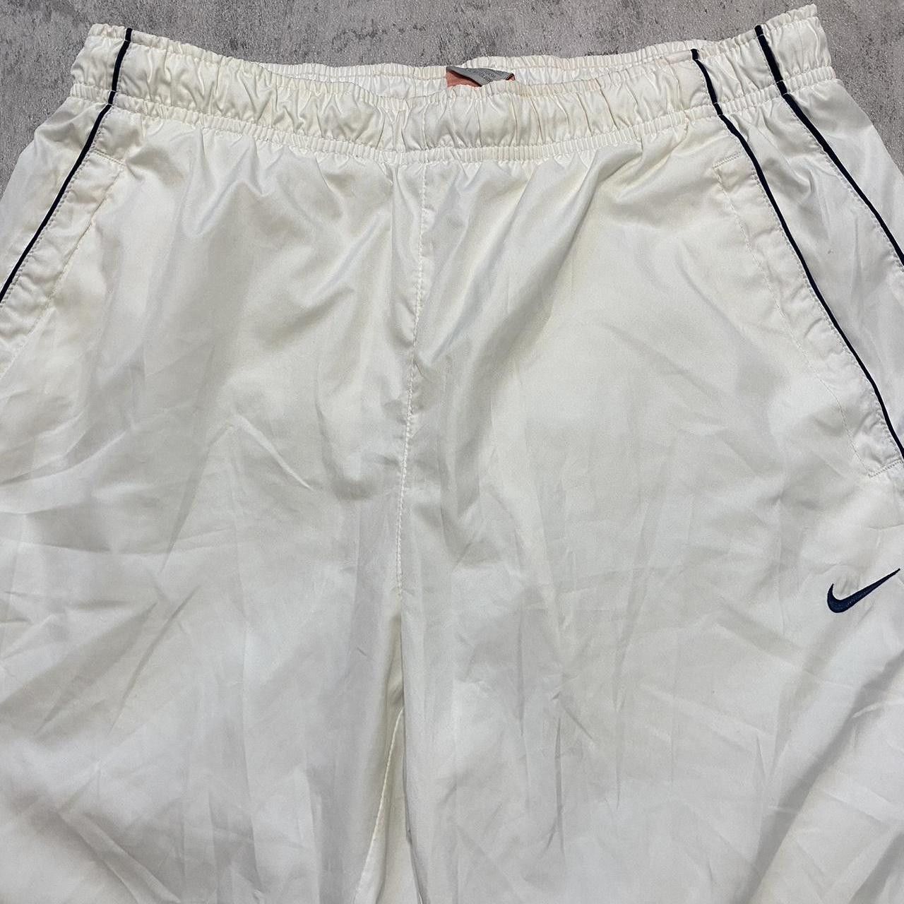 Nike 2000s White Nike shorts with navy blue trim nike Size US 26 / EU 42 - 2 Thumbnail