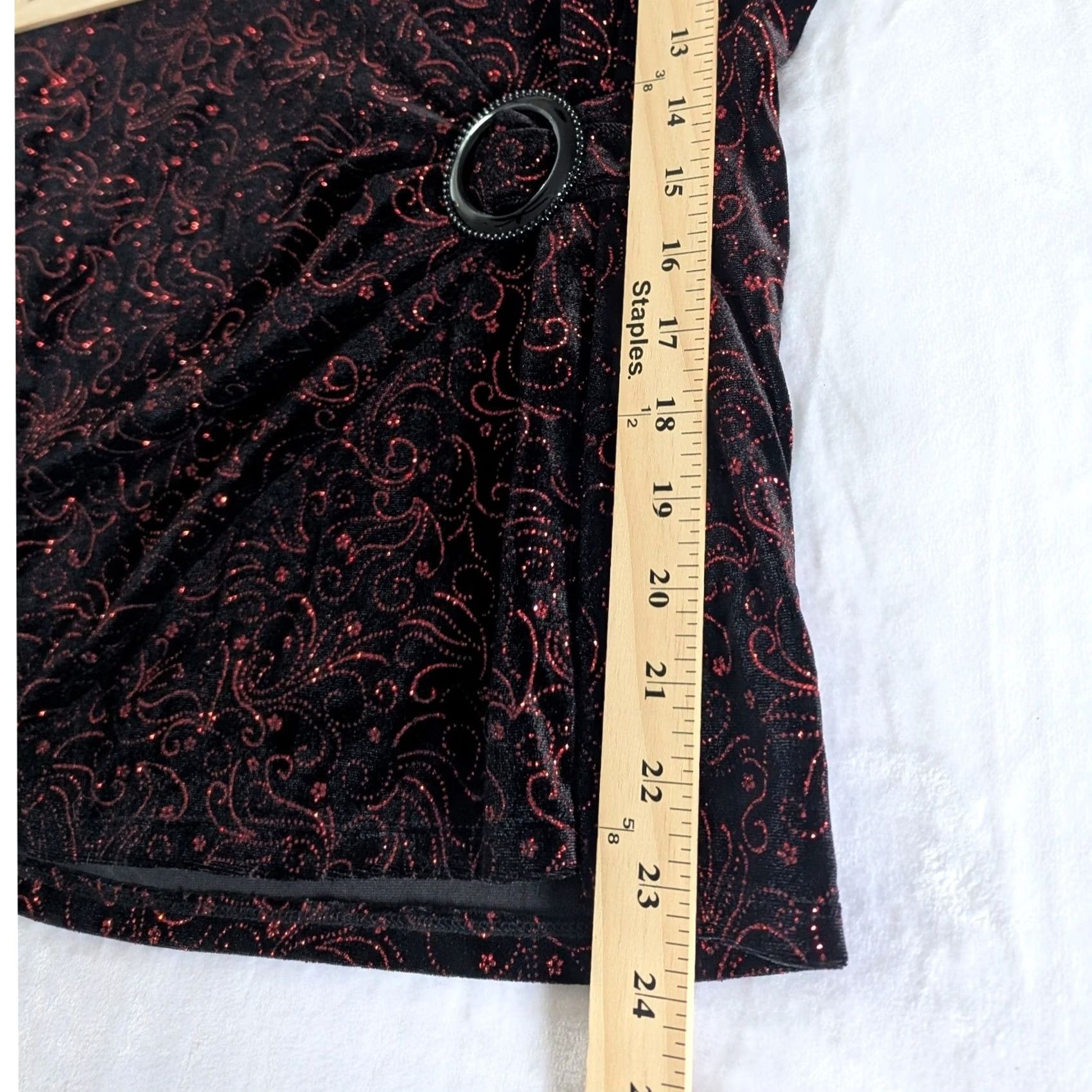 Vintage Notations Velvet Black Red Glitter Swirl Faux Wrap Top Womens Sz M Festive Glam V-Neck Buckle Glitter Paisley Velvet Top Size M / US 6-8 / IT 42-44 - 5 Thumbnail