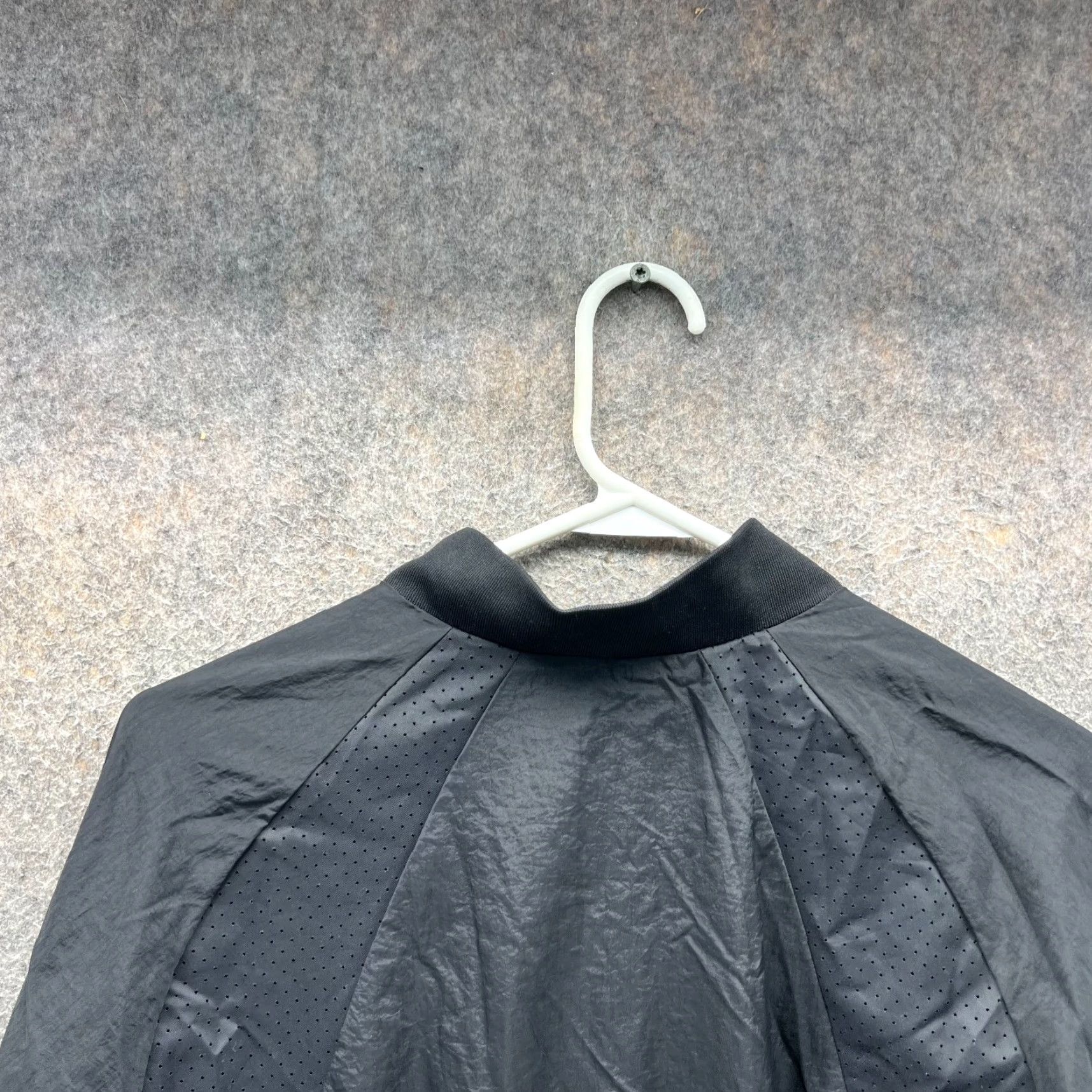 Jordan Brand VINTAGE Jordan Windbreaker Jacket Mens Medium Black Lightweight 843100-010 Logo 90s Size US M / EU 48-50 / 2 - 3 Thumbnail