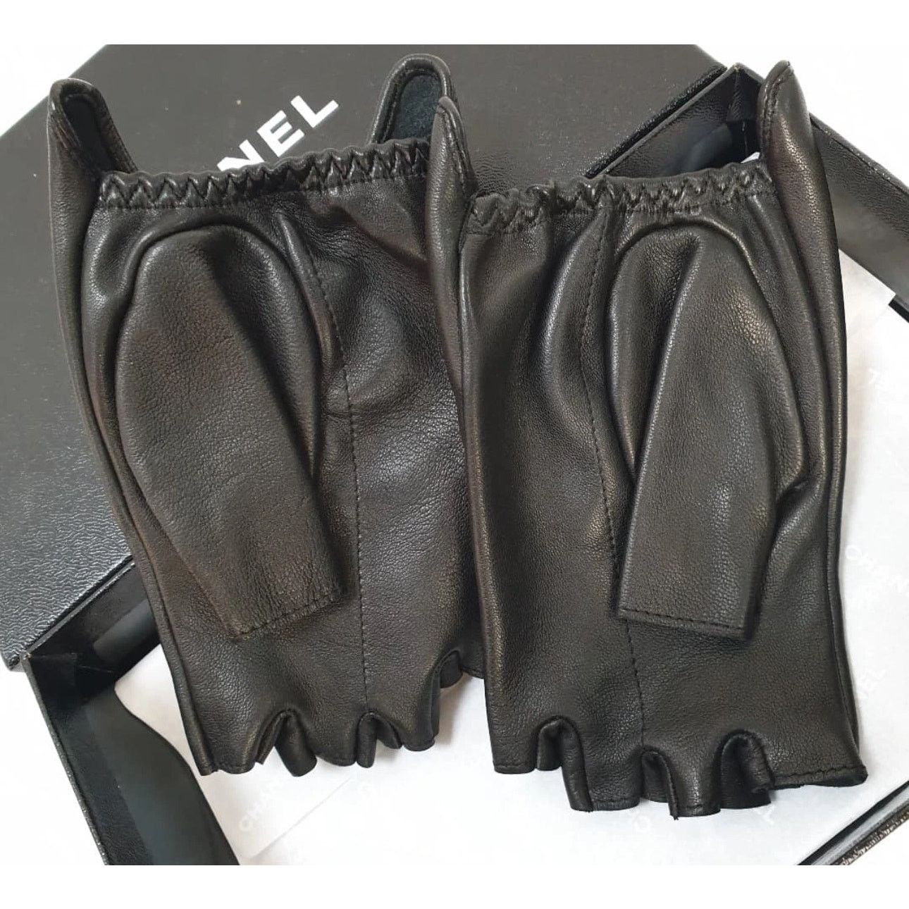 Chanel NWOT Chanel Black Leather Faux Pearl Fingerless Gloves Sz. 7 Size ONE SIZE - 3 Thumbnail