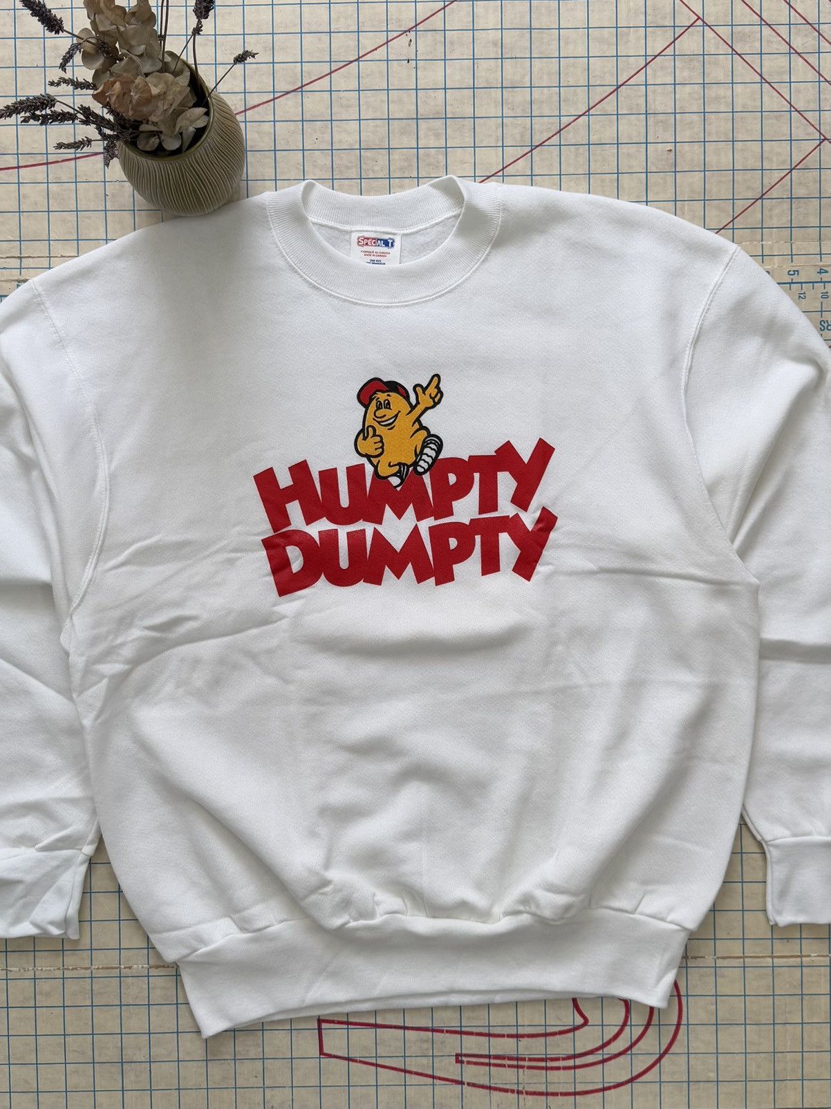 Other × Vintage Vintage Humpty Dumpty Crewneck Sweater White Fits Mens XL Size US XL / EU 56 / 4 - 2 Thumbnail