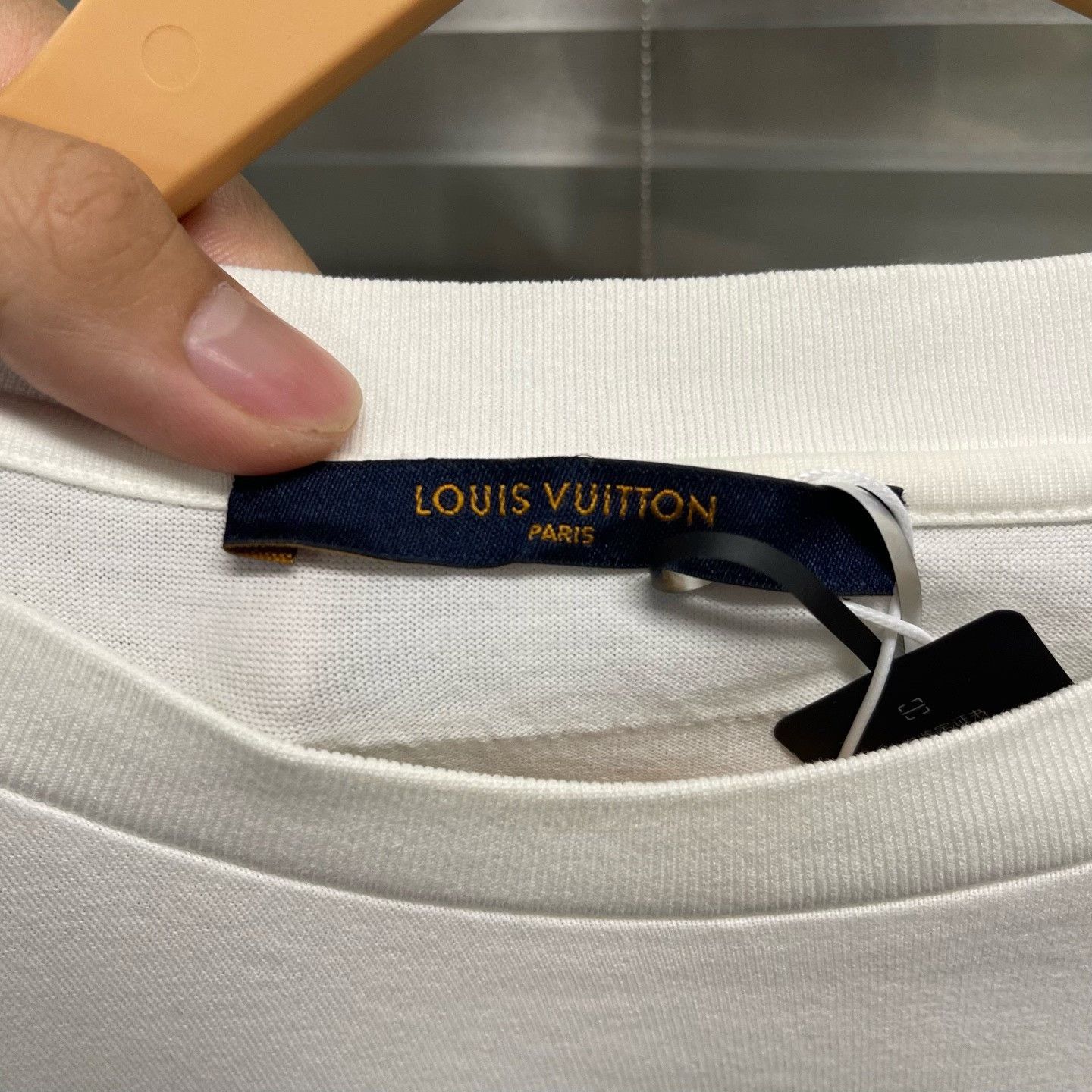 Louis Vuitton Louis Vuitton White Logo & Hanging Chair Graphic T-Shirt Size US XL / EU 56 / 4 - 3 Thumbnail