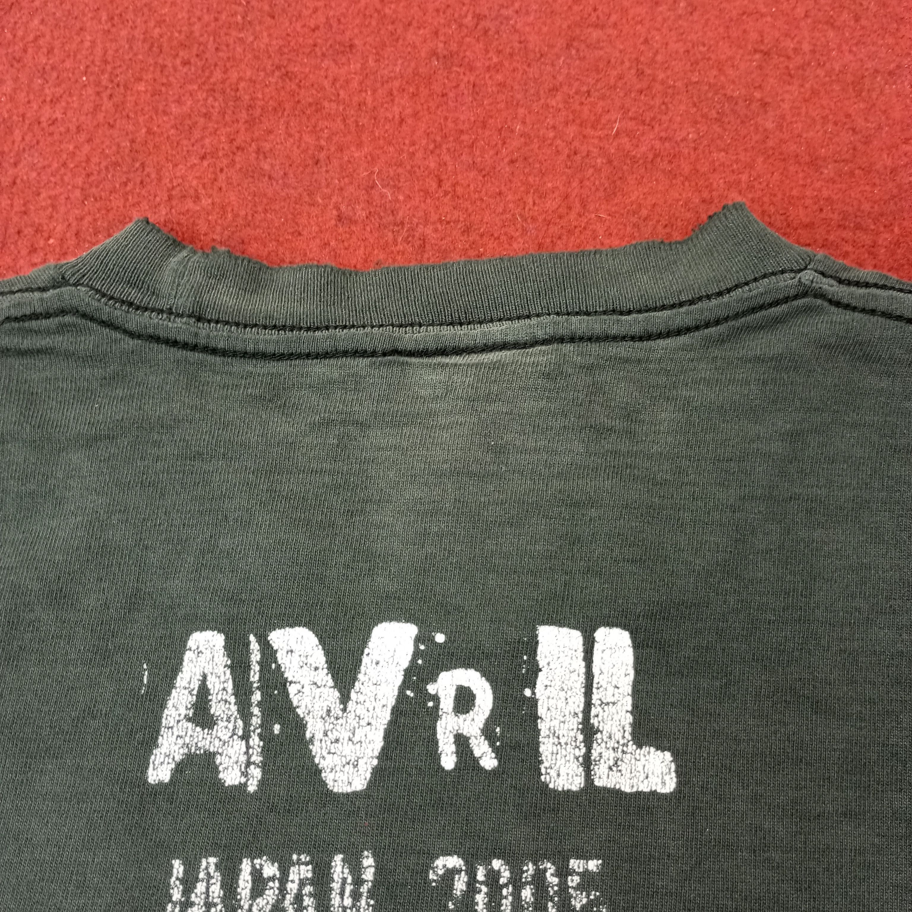 Band Tees Avril Lavigne Singer Music Japan 2005 Tour Tshirt c249n69 Size US S / EU 44-46 / 1 - 10 Thumbnail