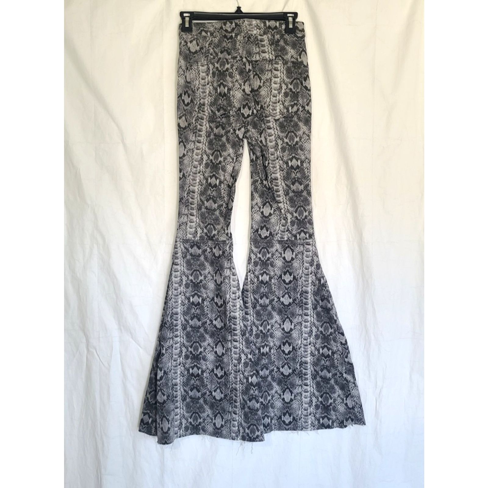 Free People We The Free Gray Just Float On Snake Flare Leg Jeans 25 X 32 Size 25" / US 0 / IT 36 - 6 Thumbnail