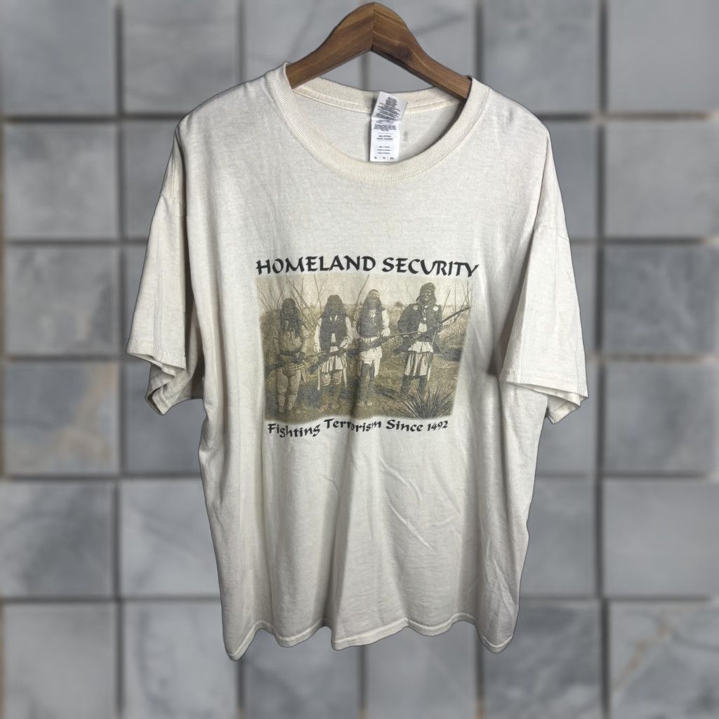 Gildan VINTAGE Homeland Security Shirt Mens Large White Gildan Fighting Terrorism Graphic Tee Size US L / EU 52-54 / 3 - 1 Thumbnail
