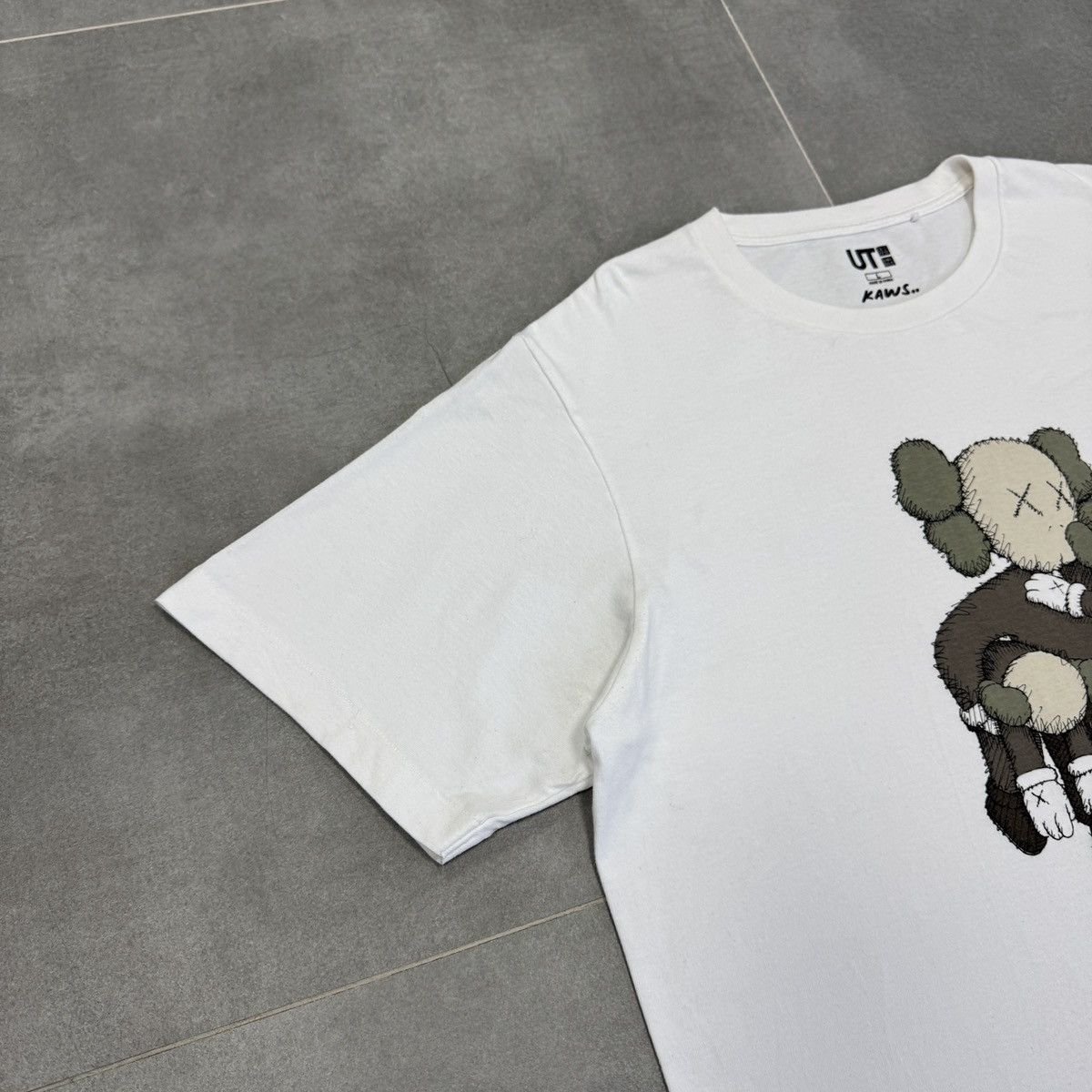 Kaws Uniqlo x Kaws Big Logo White T-Shirt Men Size L Size US L / EU 52-54 / 3 - 3 Thumbnail