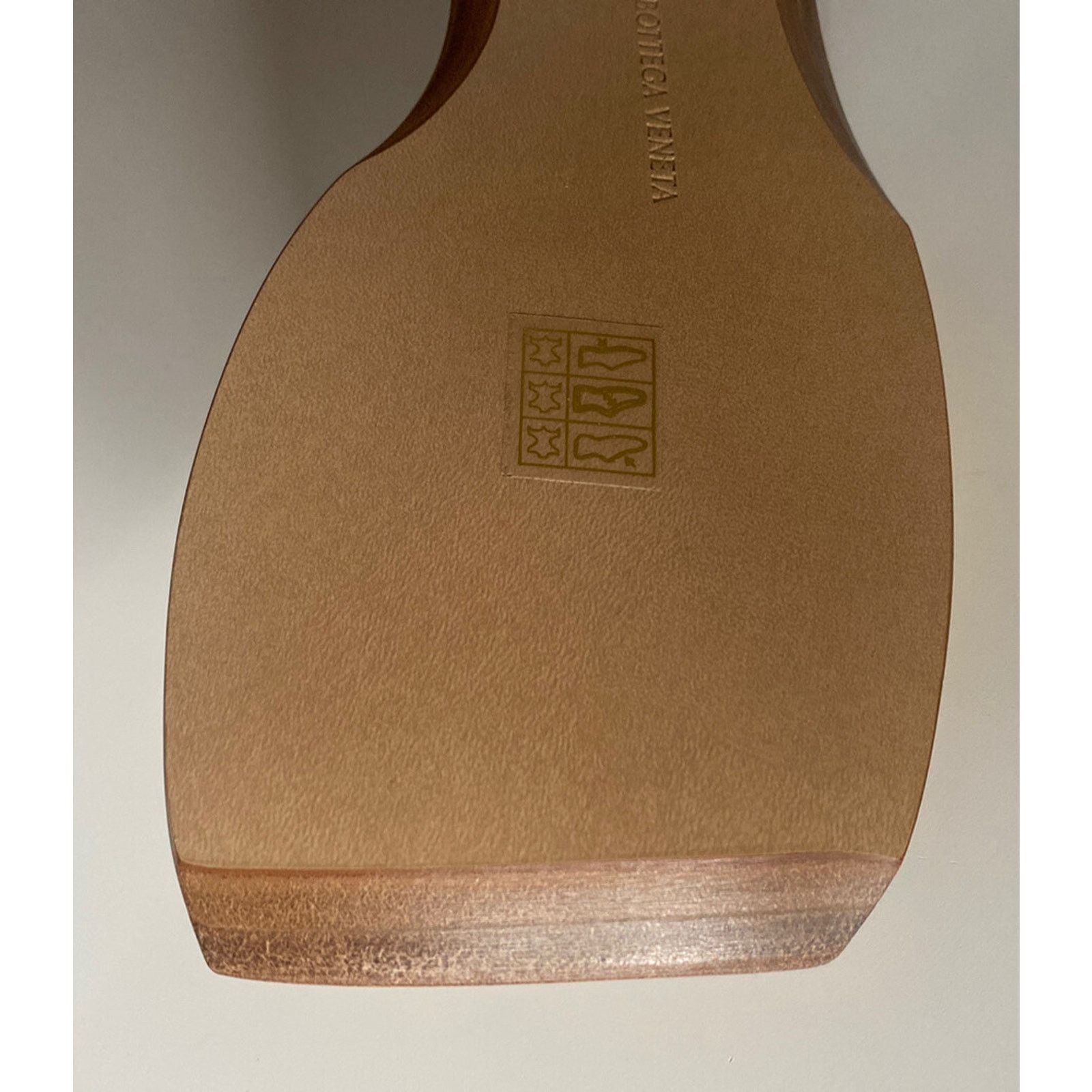 Bottega Veneta Bottega Veneta Women's Gold Sandals 9 US (39 Eu) 578409 Size US 9 / IT 39 - 10 Thumbnail