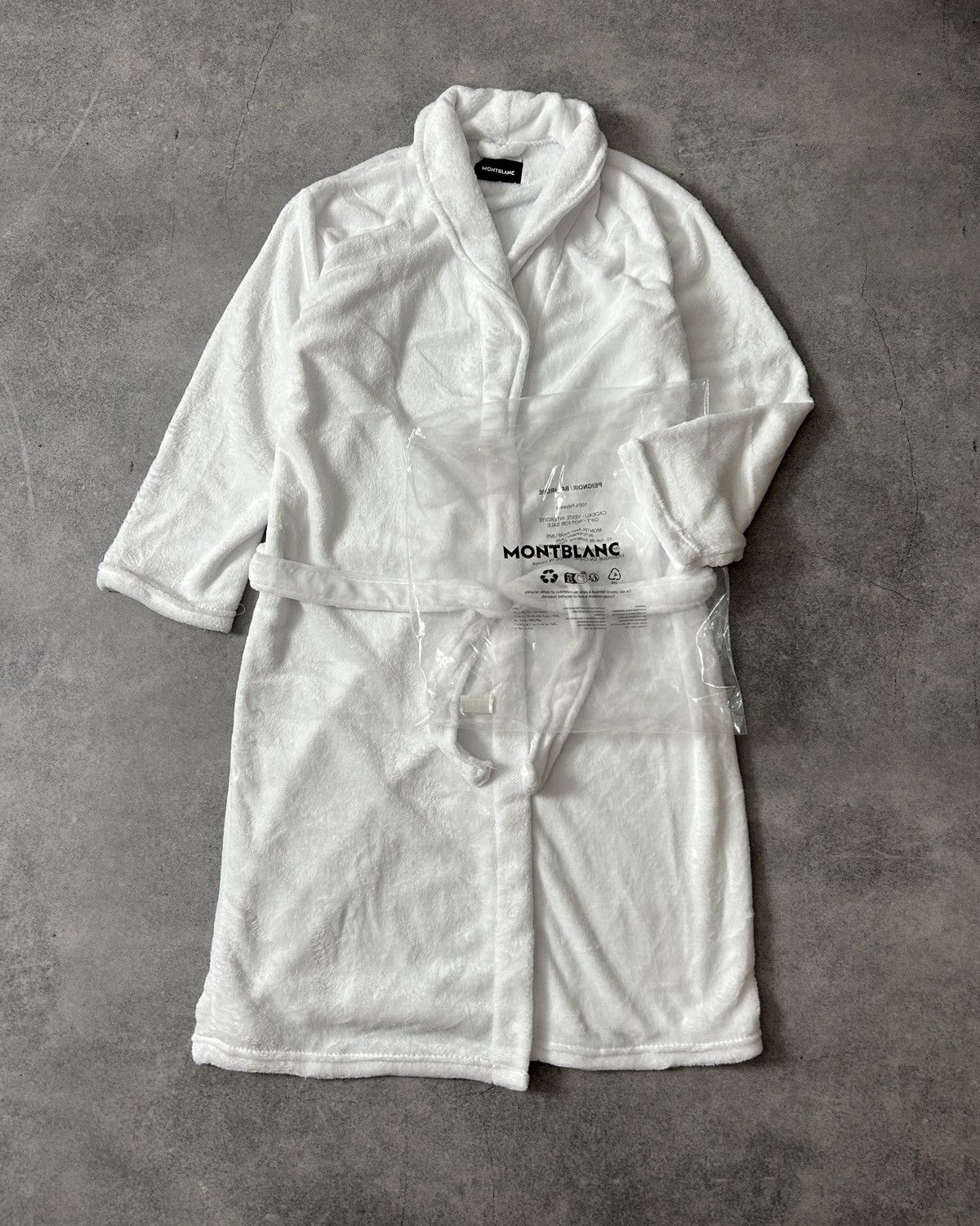 Montblanc Montblanc Bathrobe mens white luxury size M Size US M / EU 48-50 / 2 - 1 Thumbnail