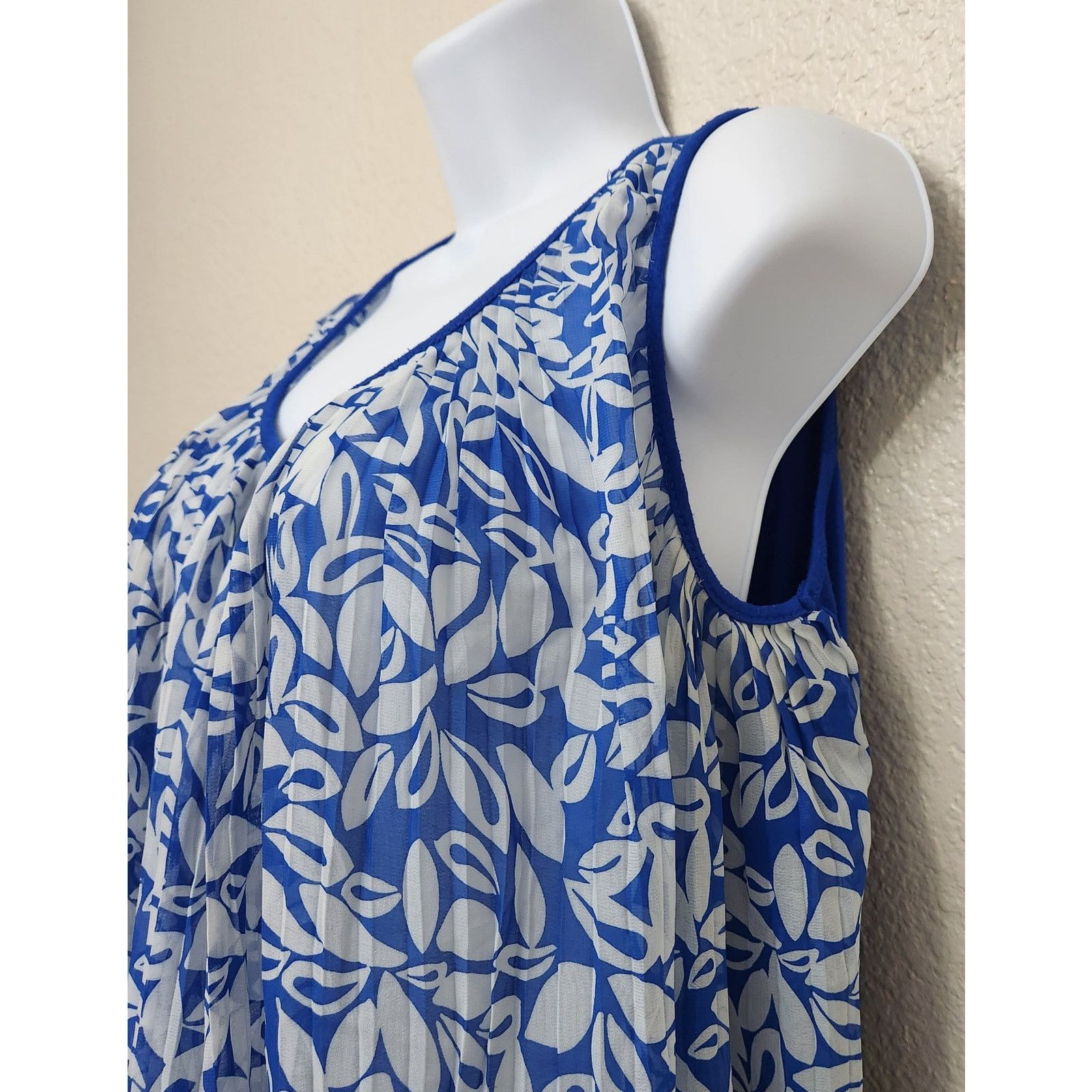 Covington Covington Blue White Floral Pleated Sleeveless Top Small Size S / US 4 / IT 40 - 4 Thumbnail