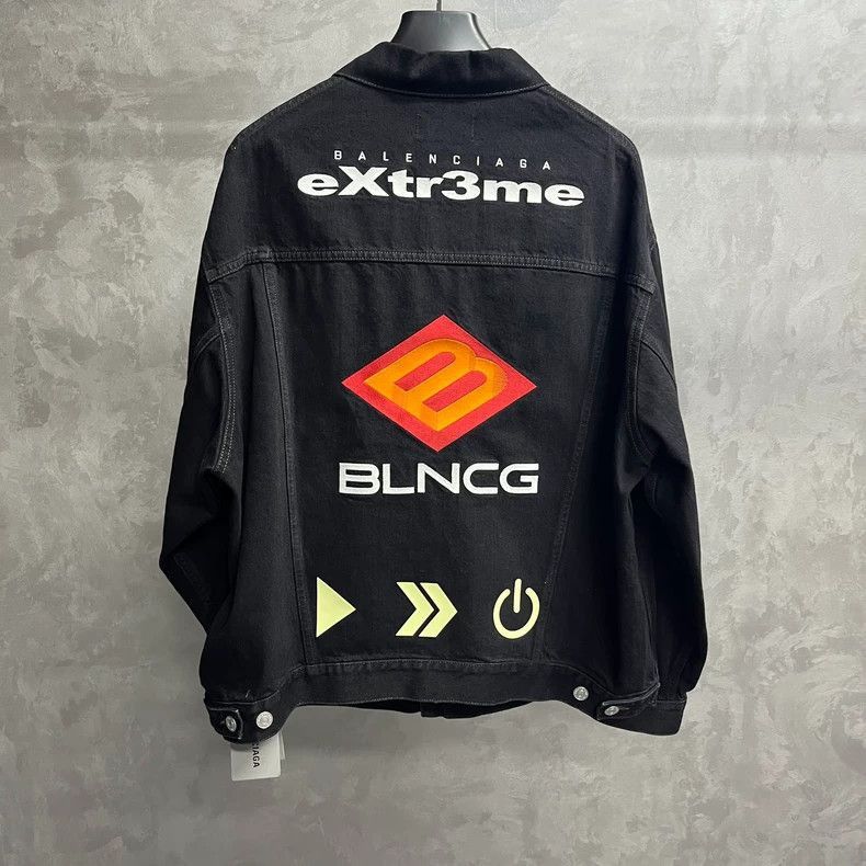 Balenciaga Balenciaga latest black engraved button full of art paintin Size US S / EU 44-46 / 1 - 6 Thumbnail