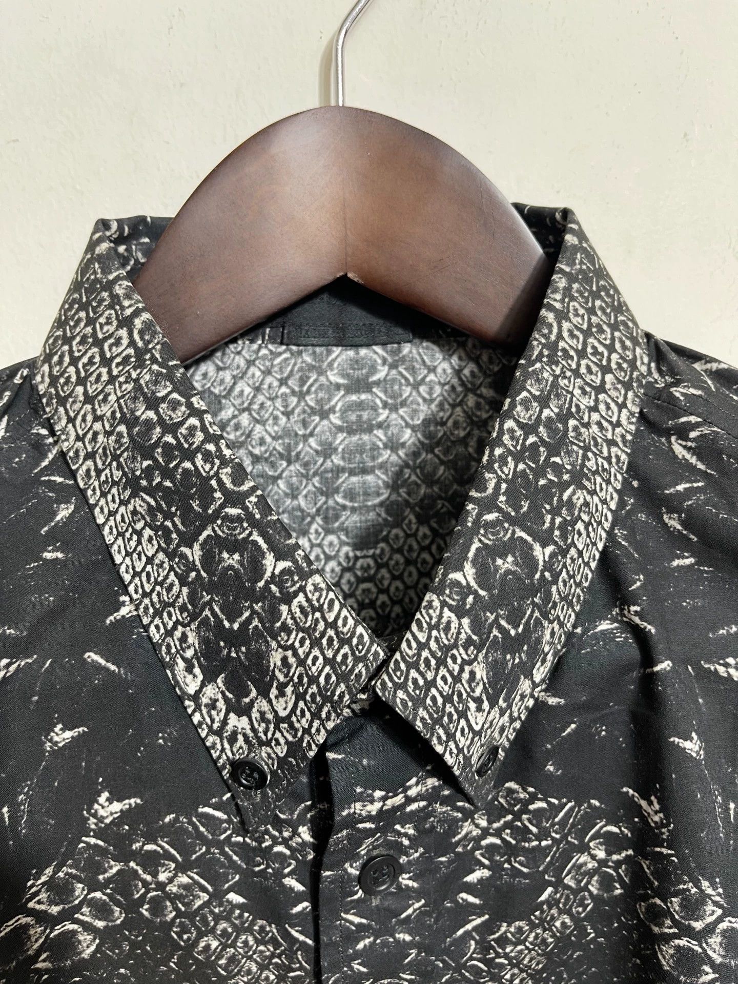 Alexander McQueen Alexander Mcqueen Snakeskin Slim Short Shirt 52 Size US L / EU 52-54 / 3 - 3 Thumbnail